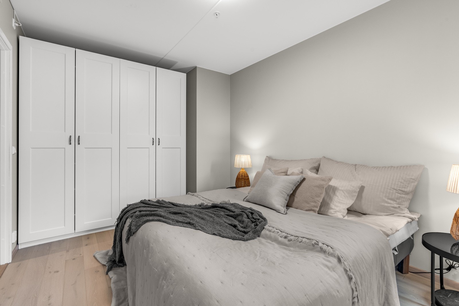 Romslig soverom med garderobe og god plass til dobbeltseng, samt walk-in garderobe/bod Galleribilde