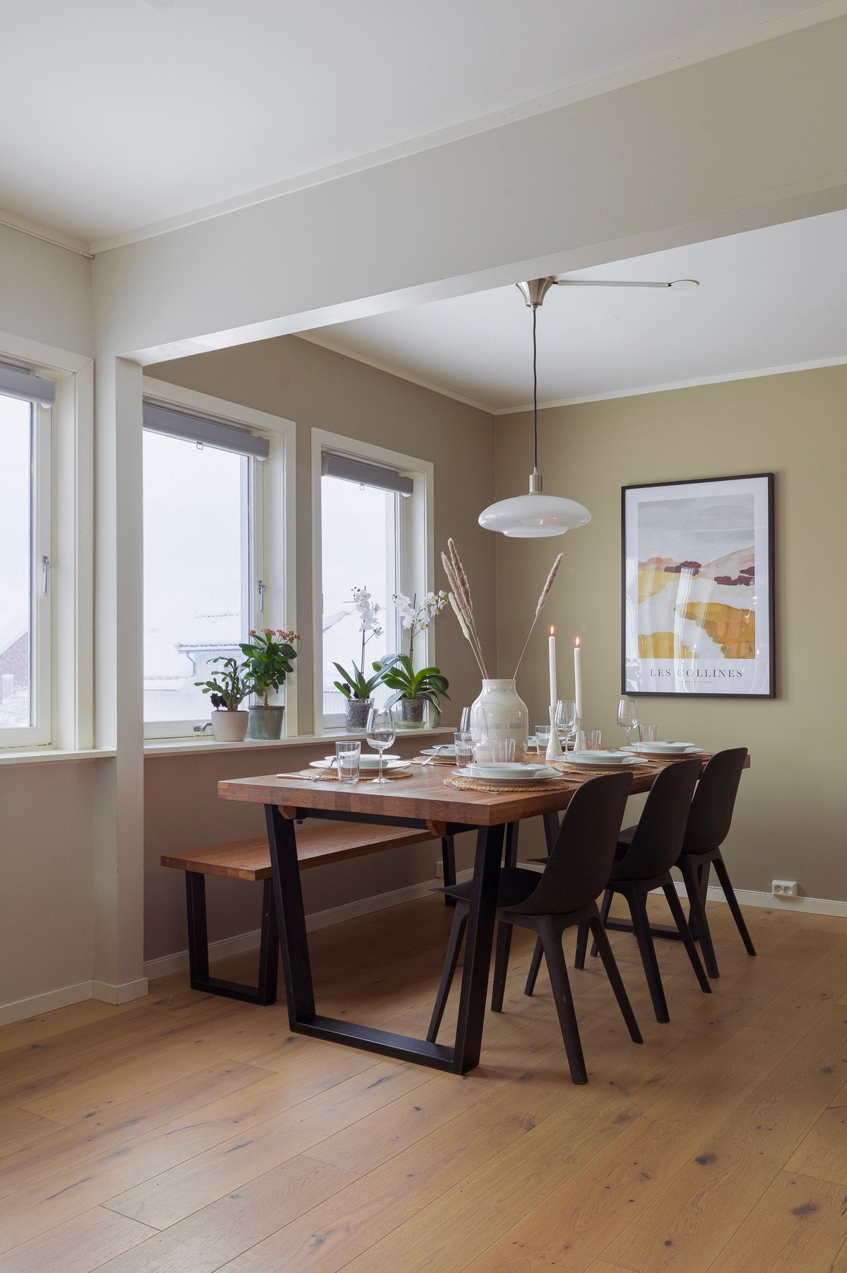 Mellom stue- og kjøkkendelen i leiligheten har man god plass til et større spisebord. Galleribilde