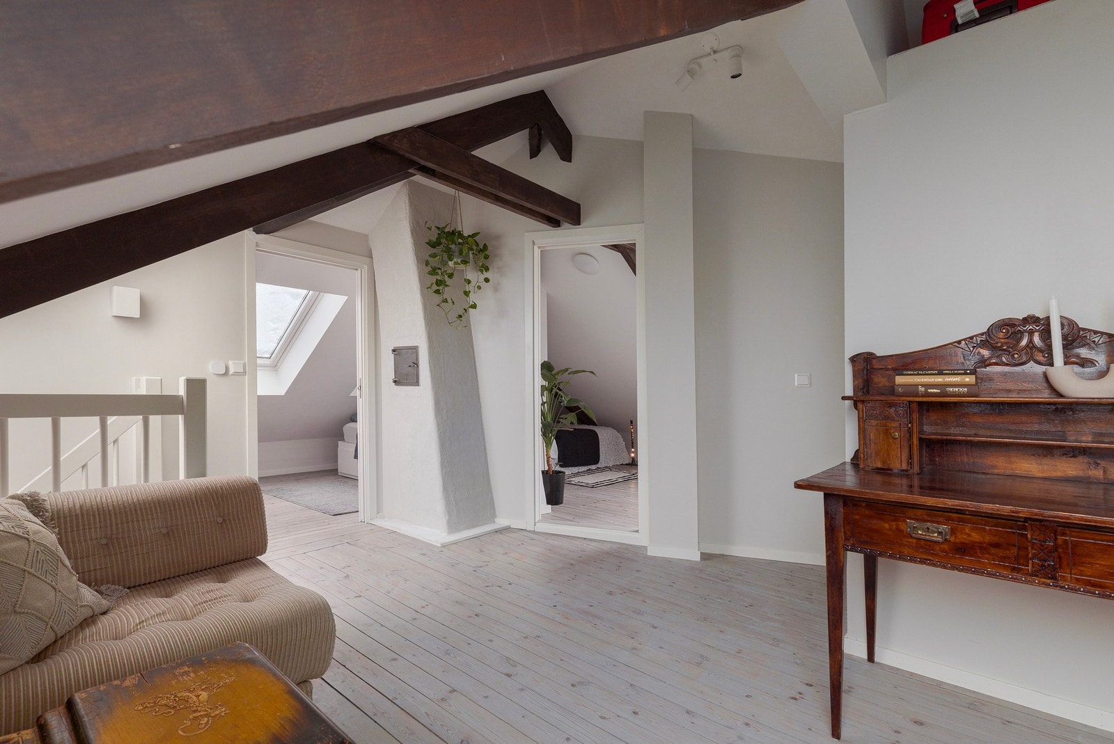 Loftstue sett mot de to øvrige soverommene i leiligheten. Det er også ekstra rømningsmulighet fra loftsetasjen via dør som fører ut til felles trapperom. Galleribilde