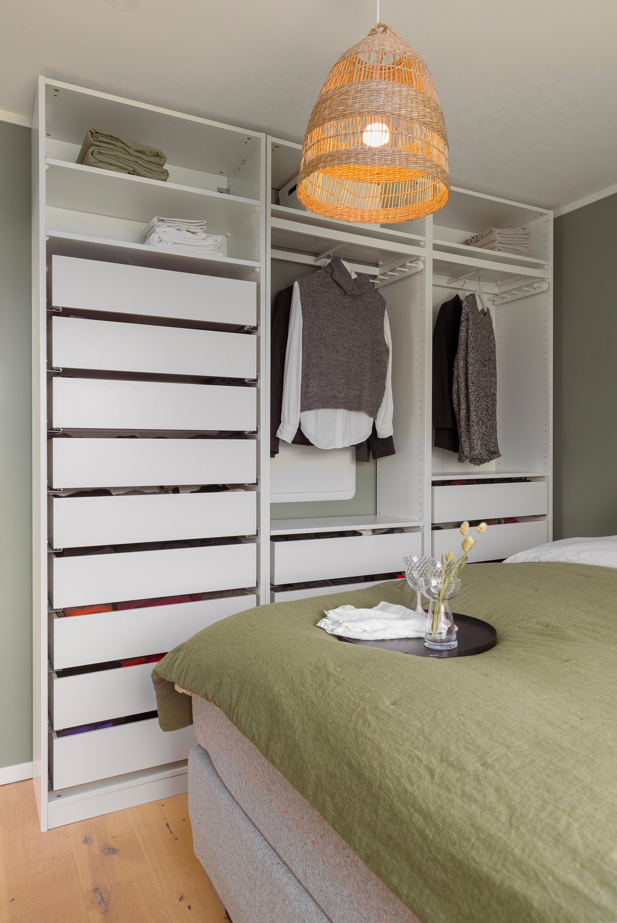 Åpen og praktisk garderobeløsning på hovedsoverommet. Det er også plass til et ekstra høyskap på soverommet - i et innhuk som ikke vises i bildet. Galleribilde