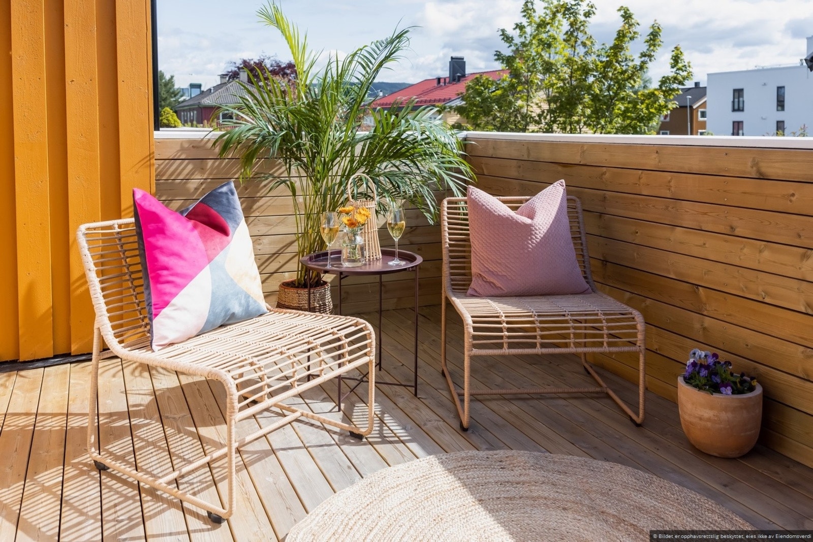 Her kan man virkelig sitte privat til - tette vegger bidrar til skjerming. Grønne og frodige omgivelser rundt verandaen og eiendommen. Galleribilde