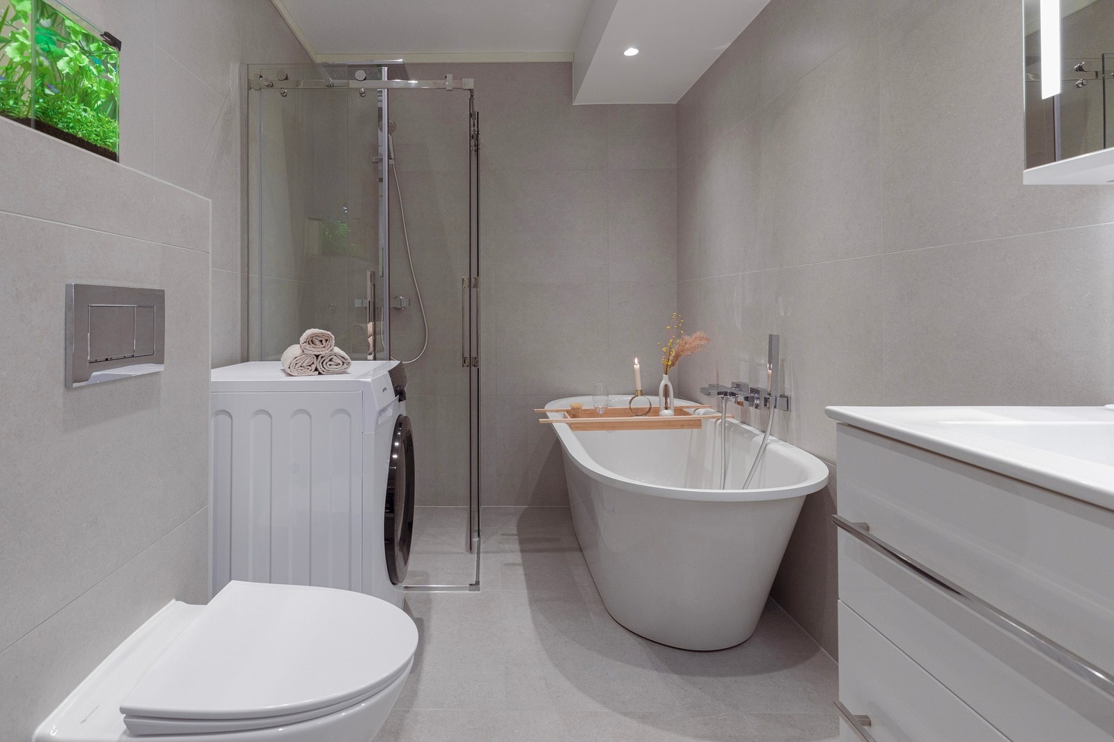 Delikat og nyoppusset bad (inkludert ny membran og nye fliser i 2025). Arbeidet er gjennomført av innleide fagfolk, og takstmann har vurdert badet til tilstandsgrad 0 - den beste vurderingen som kan gis. Galleribilde