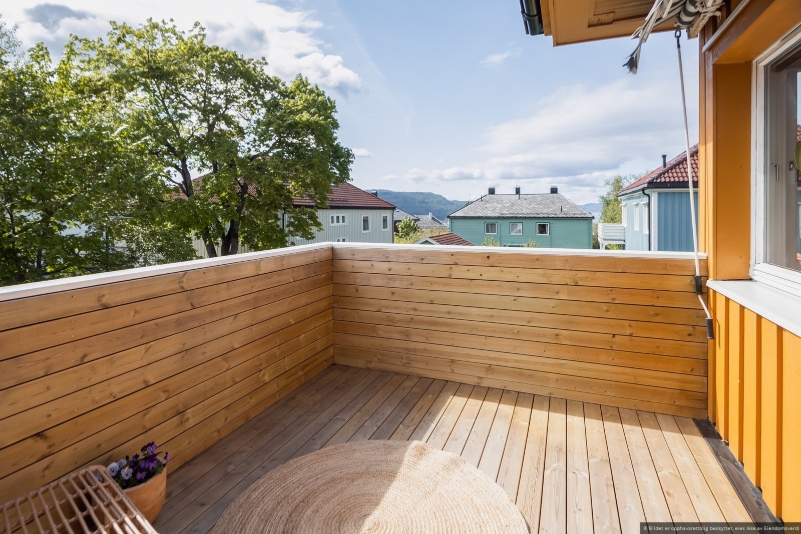 På verandaen har man fantastiske solforhold på sommerstid - sol fra tidlig morgen til solnedgang. Det er også god avstand til nabobygg, noe som gjør at uteplassen føles luftig og privat. Galleribilde