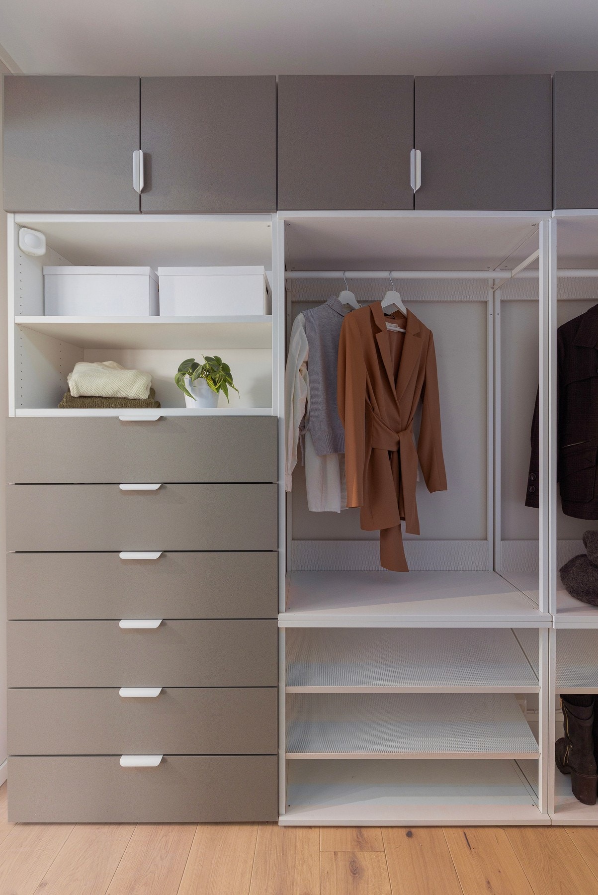 Gang/entré i boligens 2. etasje. Her er det også montert praktiske og pene løsninger for oppbevaring av yttertøyet. Galleribilde