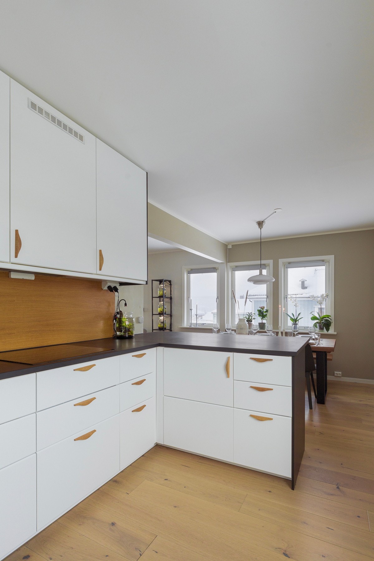 Kjøkken sett mot spisestua - godt med lys i hele rommet. Fint med et kjøkken som er noe trukket tilbake fra stua, men som fremdeles ivaretar den sosiale og åpne følelsen i boligen. Galleribilde