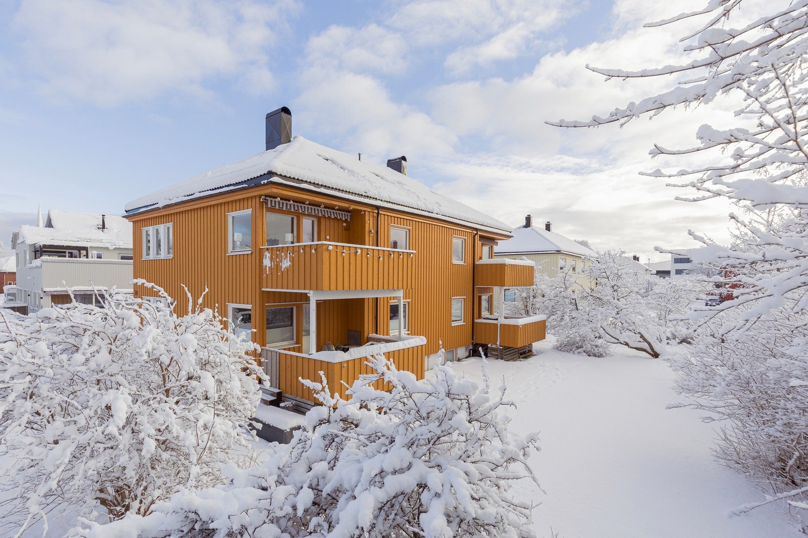 Bygningsmassen fremstår i god stand. Drenering er foretatt i 2001. I 2018 ble taket skiftet, husets yttervegger ble etterisolert, samt at det ble lagt ny utvendig kledning - av innleide fagfolk. Galleribilde