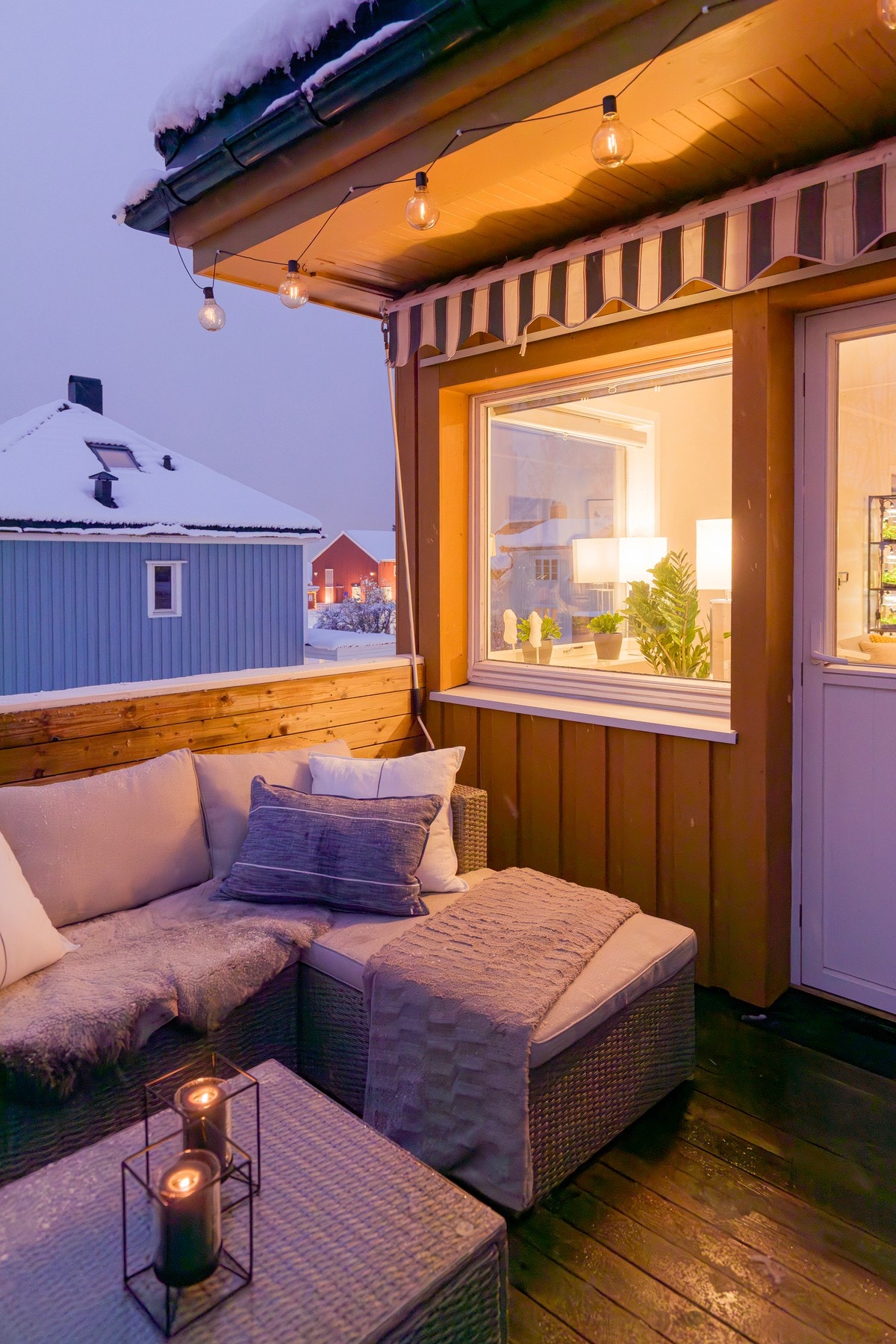 Stemningsbilde fra verandaen på kveldstid. Galleribilde