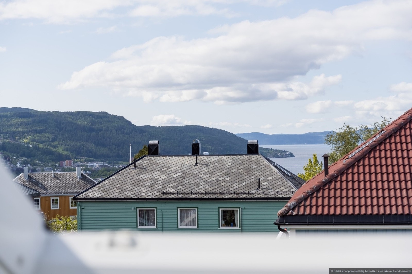 Fra vinduene i loftsetasjen har man utsikt mot fjorden. Galleribilde