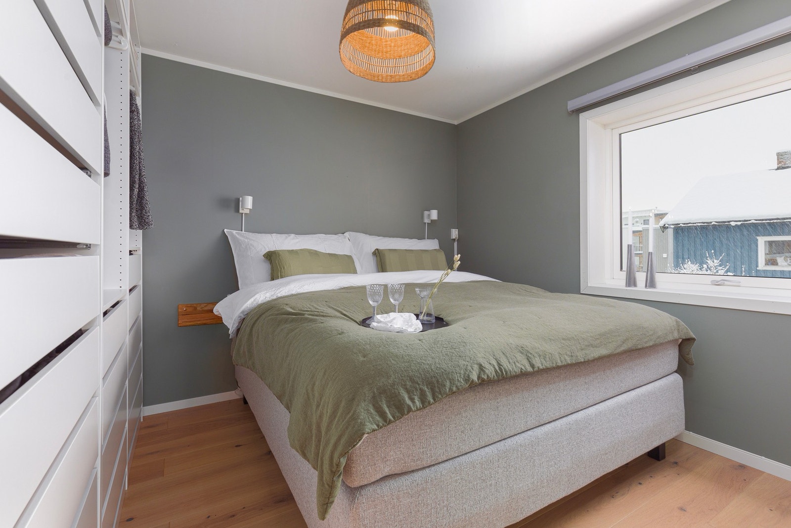 Ett av tre soverom i boligen - dette ligger i samme etasje som stue og kjøkken. God plass til stor dobbeltseng (dagens eier har en seng på 180cm) og praktisk garerobeløsning langs den ene veggen i rommet. Galleribilde