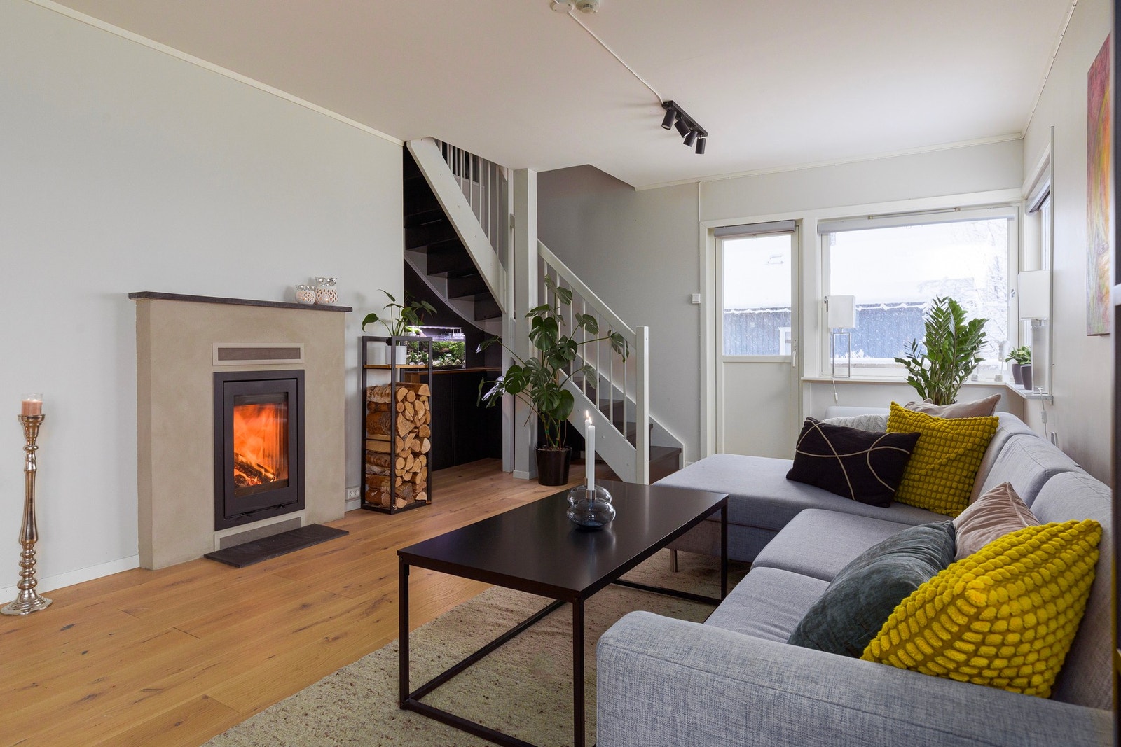 Flott vedovn i stua. Det er dessuten satt ned stålrør i pipeløpet i 2023. Praktisk info: dagens eiere har valgt å bruke projektor som TV-løsning på vegg - over vedovnen. Smart og plassbesparende. Galleribilde