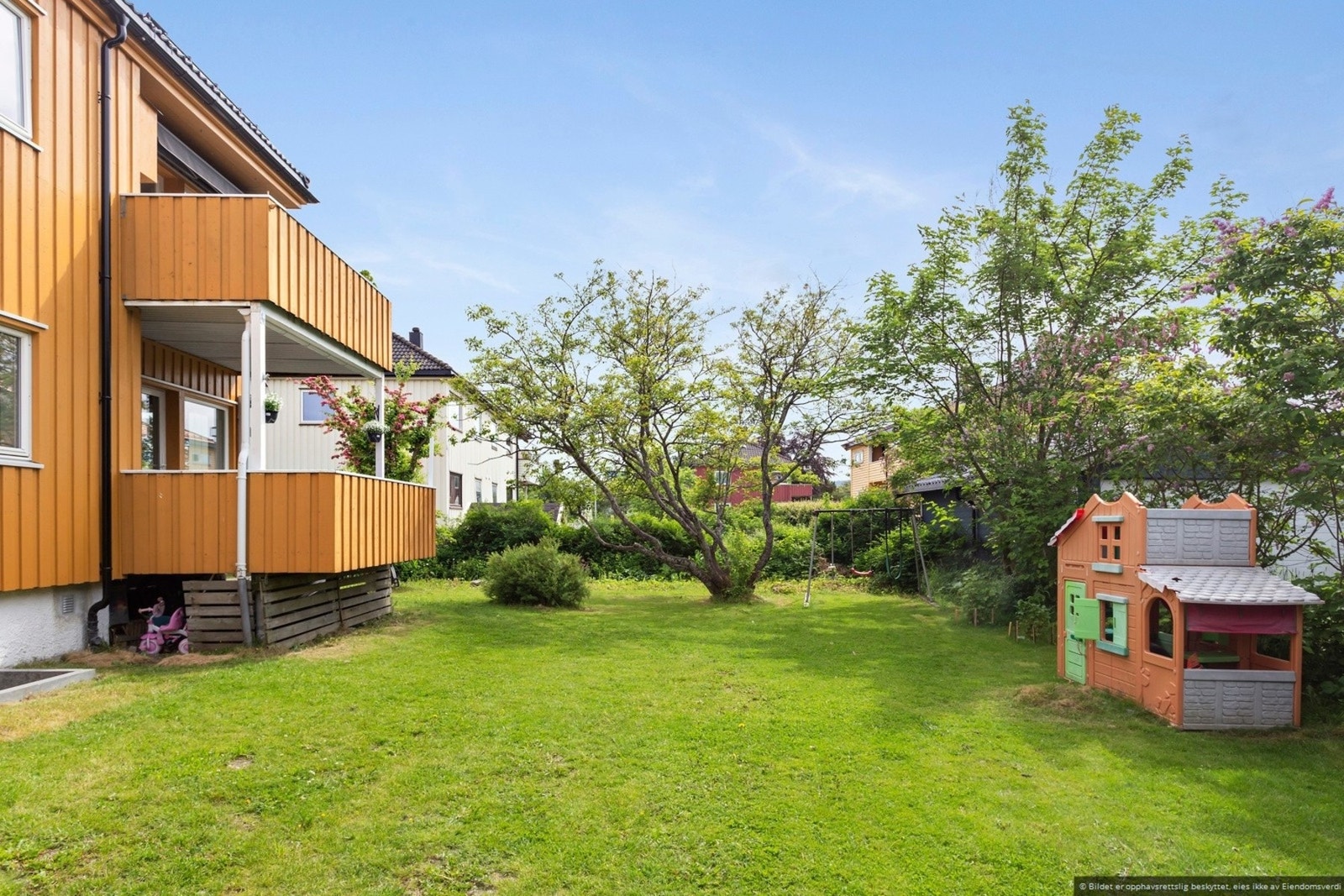 Idyllisk og skjermet hage - til fri disposisjon for alle beboerne i sameiet. Stor tomt med grønne omgivelser på sommerstid. Velkommen til visning! Galleribilde