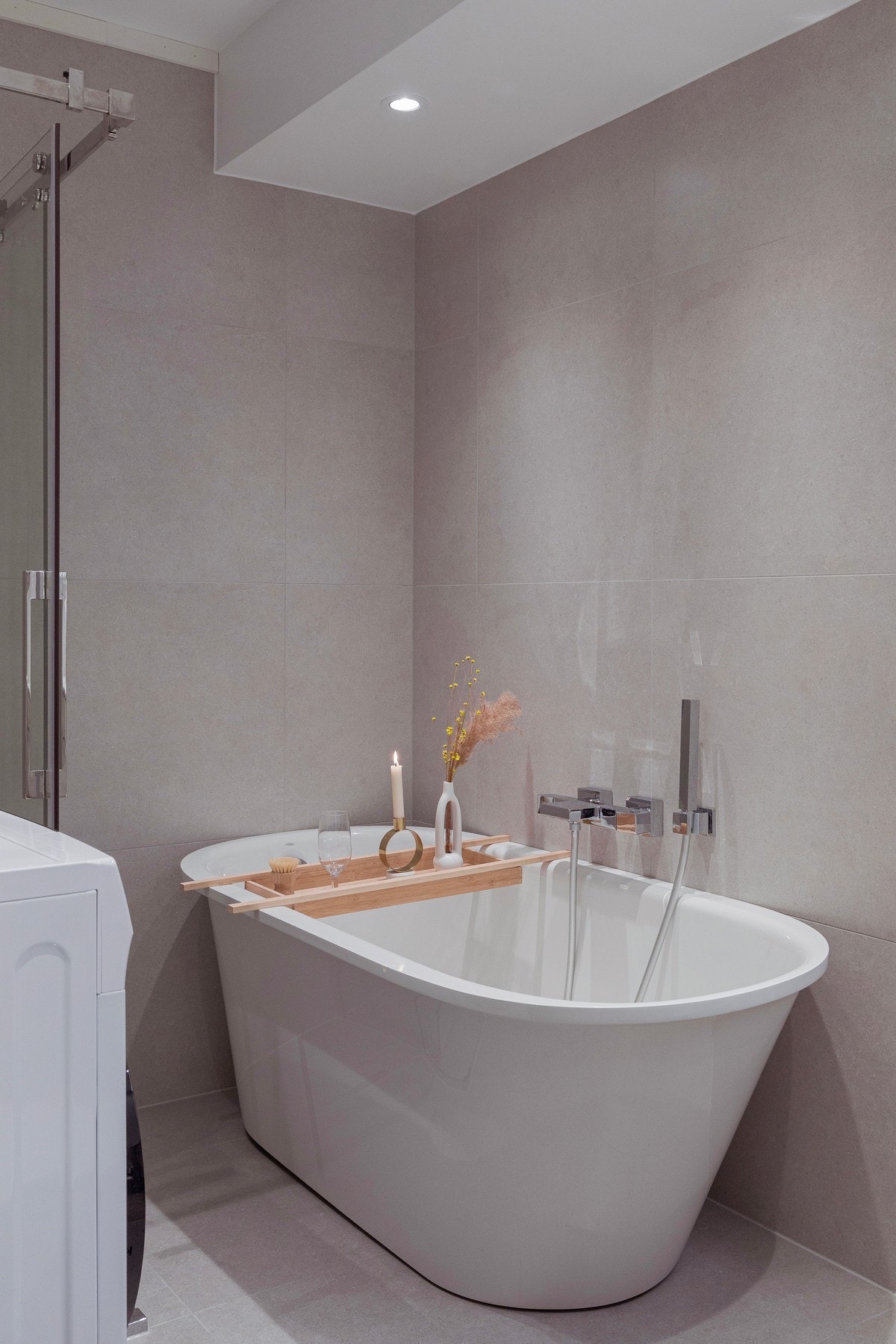 "Det lille ekstra" på badet - både dusjløsning og separat badekar. Det er også opplegg for vaskemaskin på badet, samt plass til tørketrommel ved ønske. Galleribilde