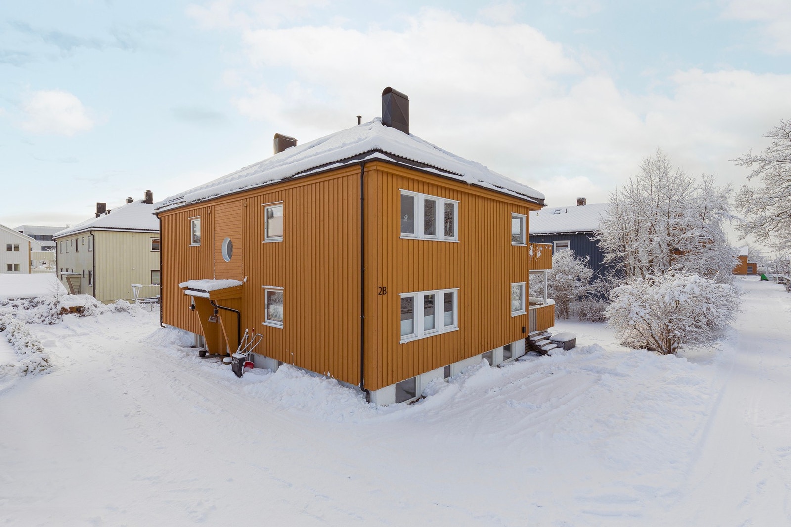 Dagens eier beskriver også naboskapet som svært godt. Når det gjelder parkering følger det én fast p-plass (med koblingspunkt for elbil-lader, ikke montert lader p.t.). Det er også to stk gjesteparkeringer i gårdsrommet. Galleribilde