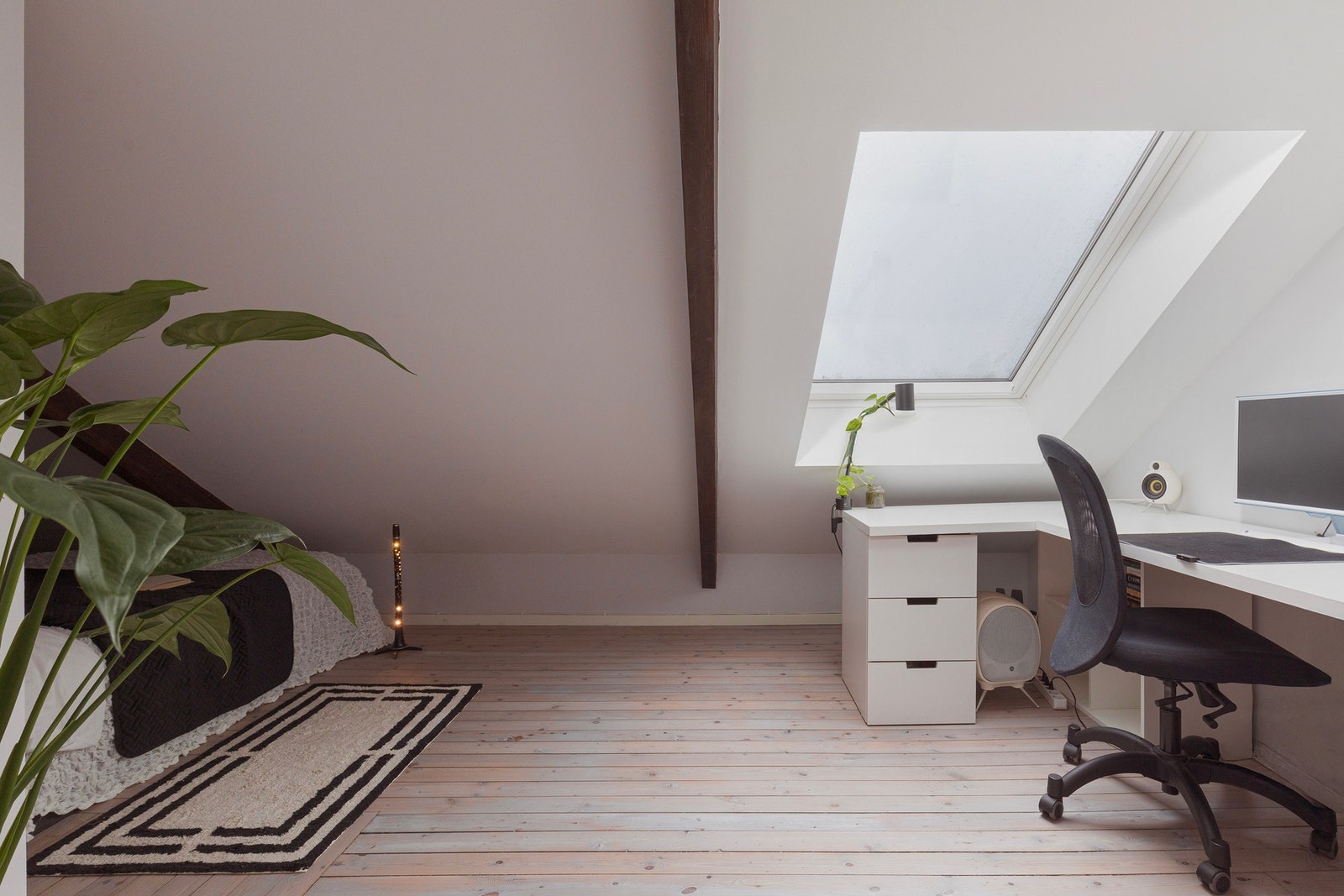 Pent soverom med mer en god nok plass til det som måtte ønskes på et soverom - pult, dobbeltseng og øvrige oppbevaringsløsnigner. Galleribilde