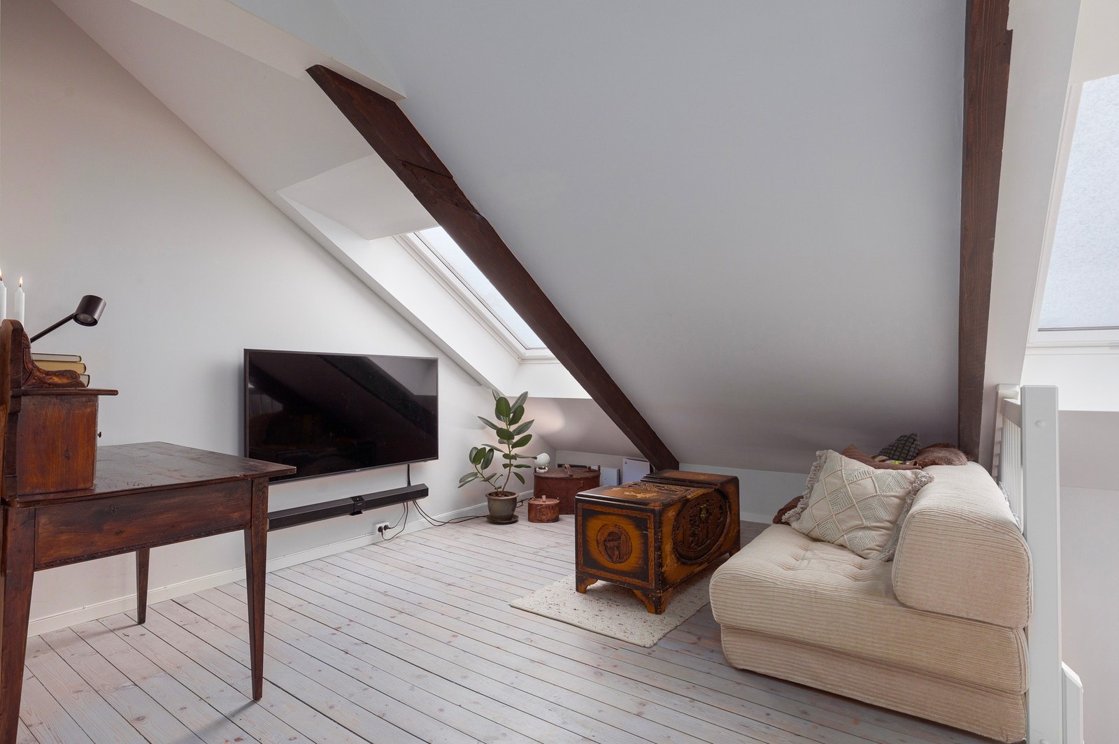 Lys og flott loftstue med originale tregulv og særpreg, men samtidig et moderne uttrykk. Loftsetasjen ble innredet i 2020/2021, og er godkjent innredet. Galleribilde