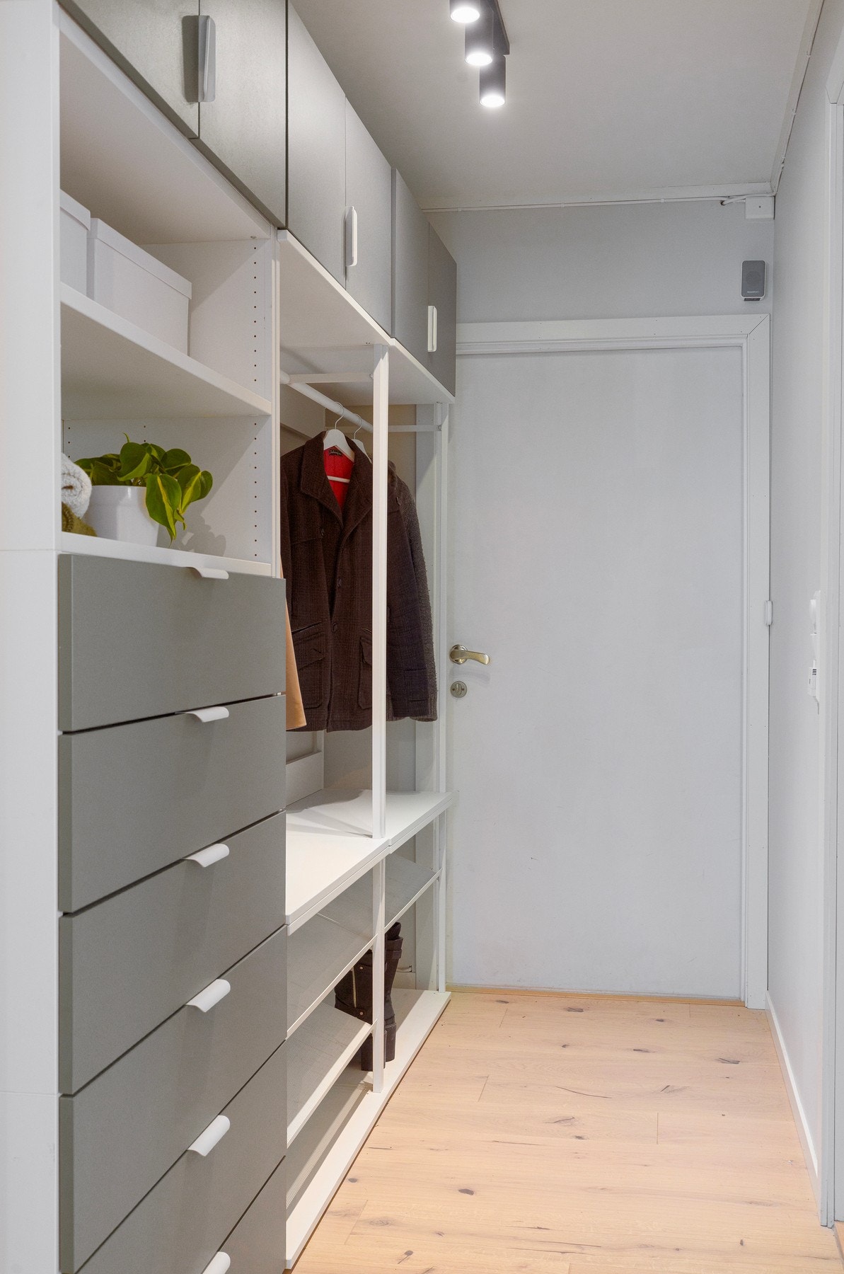 Entré sett mot ytterdøren. Når det gjelder øvrig oppbevaring har man bod/lagring i trappeløp som følger leiligheten, samt noe felles lagringsplass i kjelleren. Galleribilde