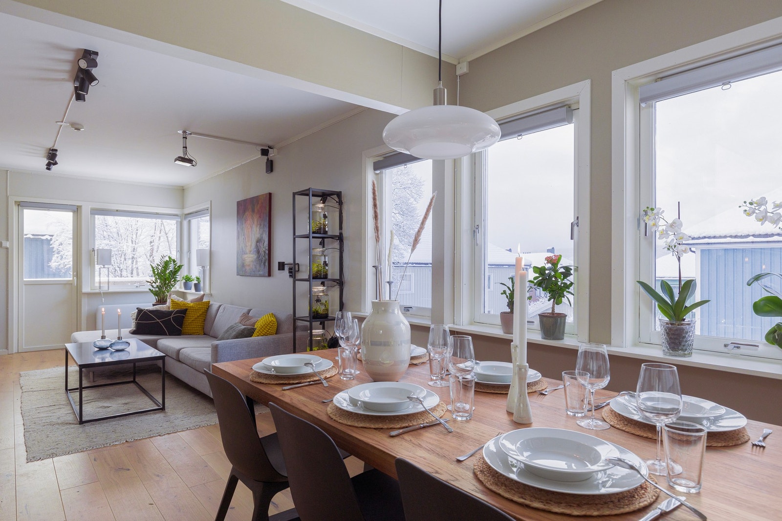 Velkommen til en fantastisk flott 1/4-part over to plan på Berg! Leiligheten er vesentlig oppradert og oppusset fra 2018-d.d. Galleribilde