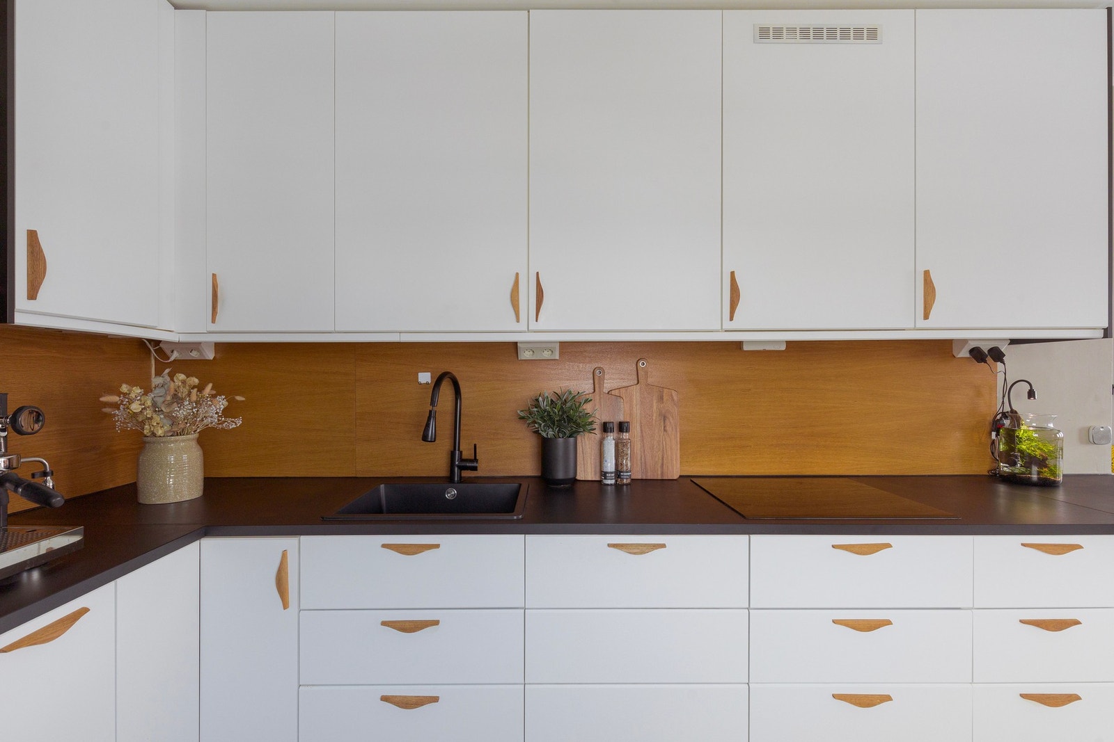 Godt med oppbevaringsplass i overskap, skuffer og underskap. Alle hvitevarer er integrerte og følger av kjøpet; oppvaskmaskin, kjøl- og fryseskap, koketopp, stekeovn og ventilator. Galleribilde