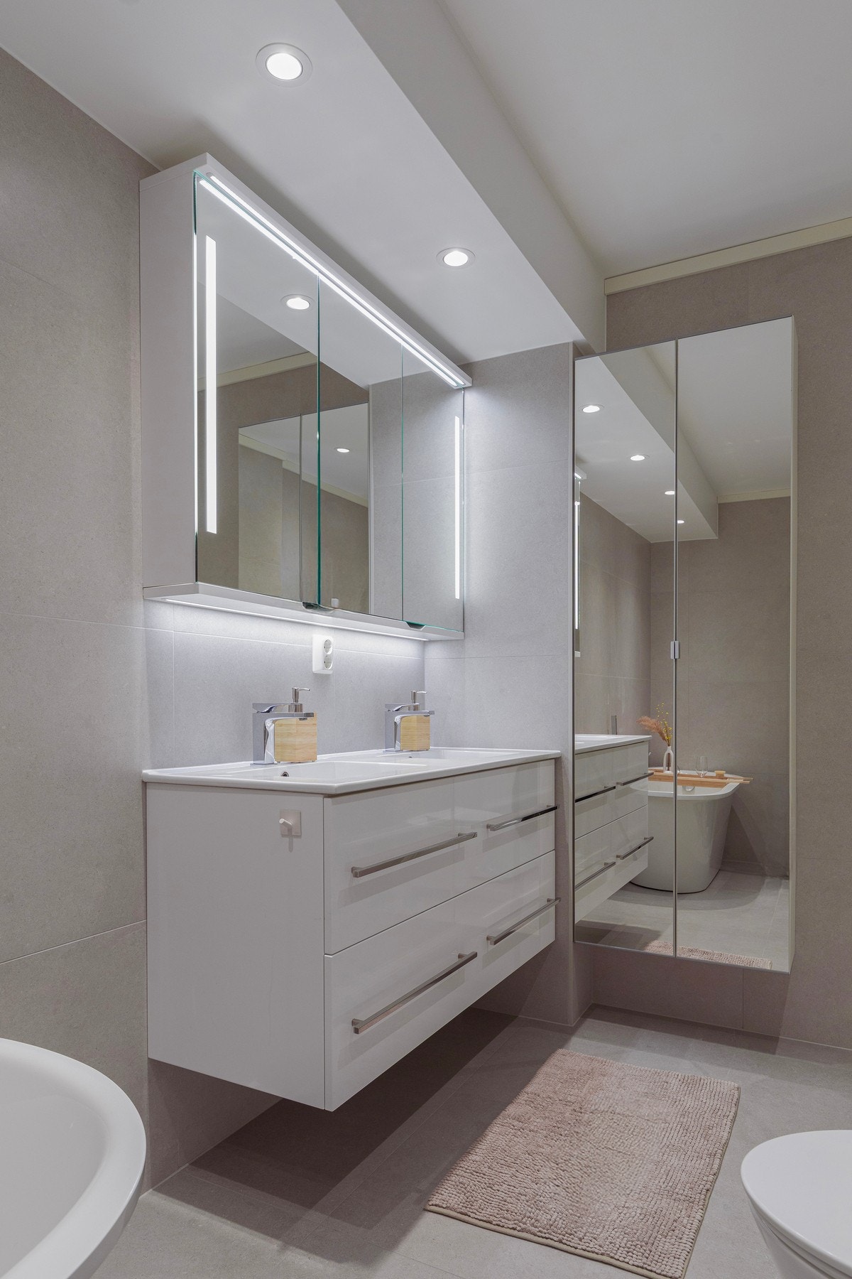 På badet er det montert dobbelservant med skuffer, praktisk speilskap med lys og høyskap på vegg for ytterligere oppbevaring. Praktisk og flott bad. Galleribilde