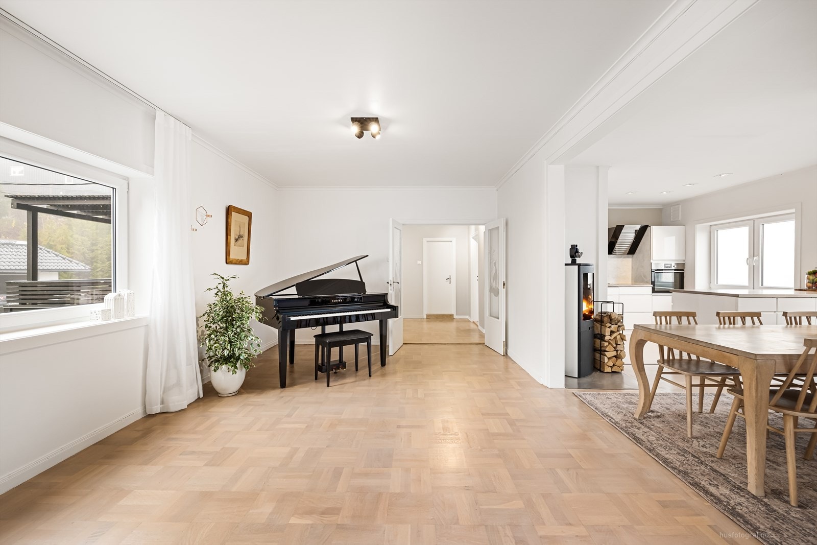 Stuen byr på en elegant atmosfære med sine store vindusflater, slette vegger og vakre parkettgulv som gir et tidløst preg. Galleribilde