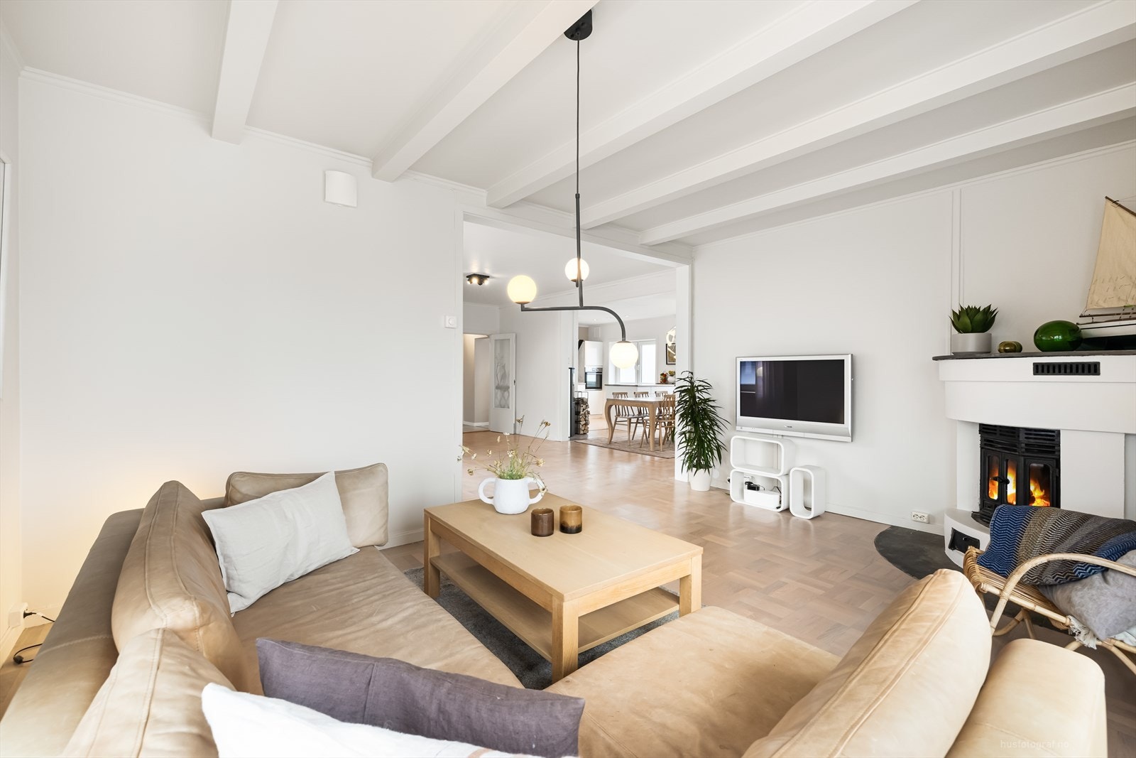 Rommet har en åpen planløsning mot kjøkkenet, som gir en luftig følelse og gjør det enkelt å innrede etter egne behov. Galleribilde