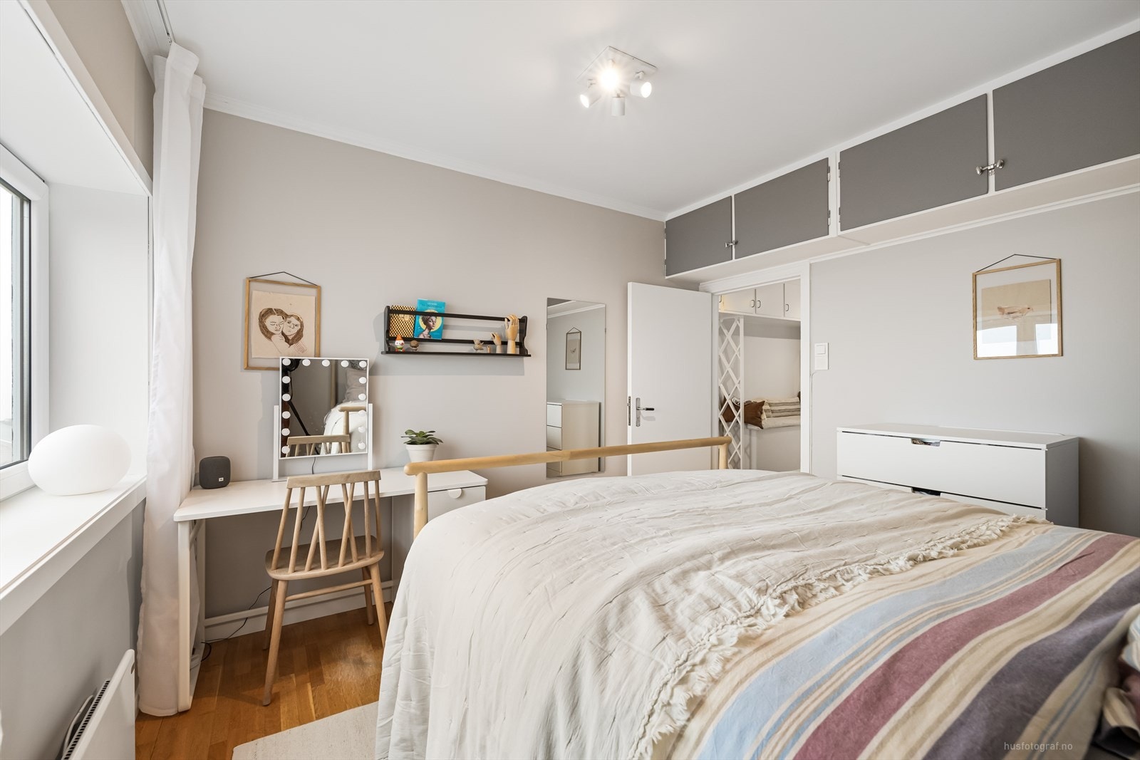 Rommet utstråler en behagelig atmosfære for avslapning og hvile. Galleribilde