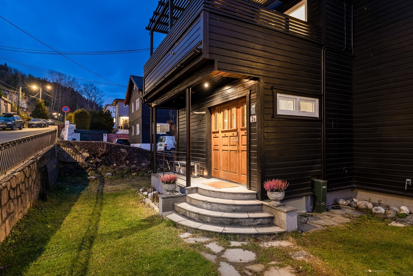 Velkommen inn! Man ankommer boligen fra et pent overbygget inngangsparti med en eksklusiv dobbel inngangsdør. Galleribilde