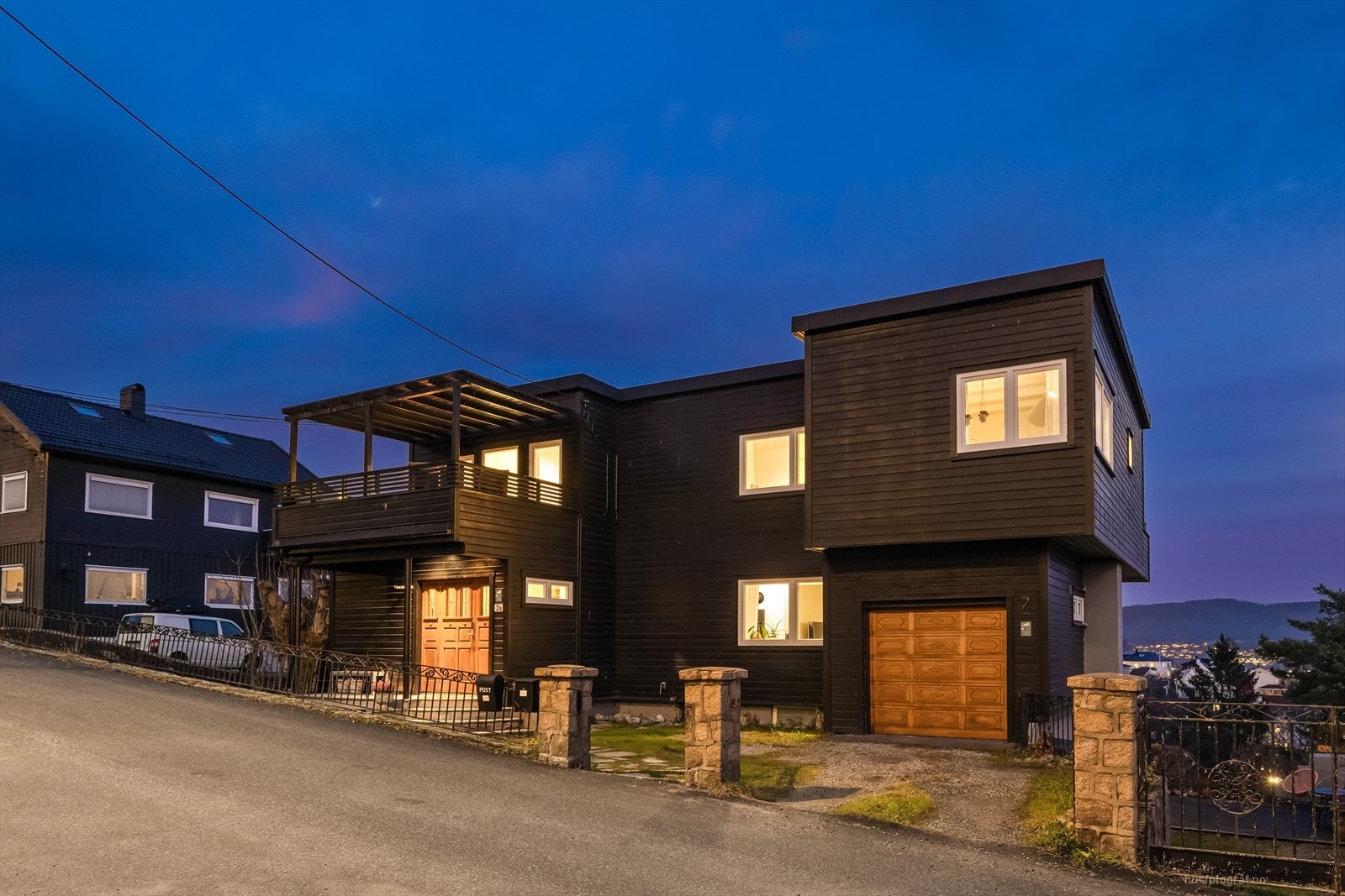 Gotskalk Johnsons vei 2B ligger flott til i et familievennlig og klassisk villastrøk på Toppenhaug. Galleribilde