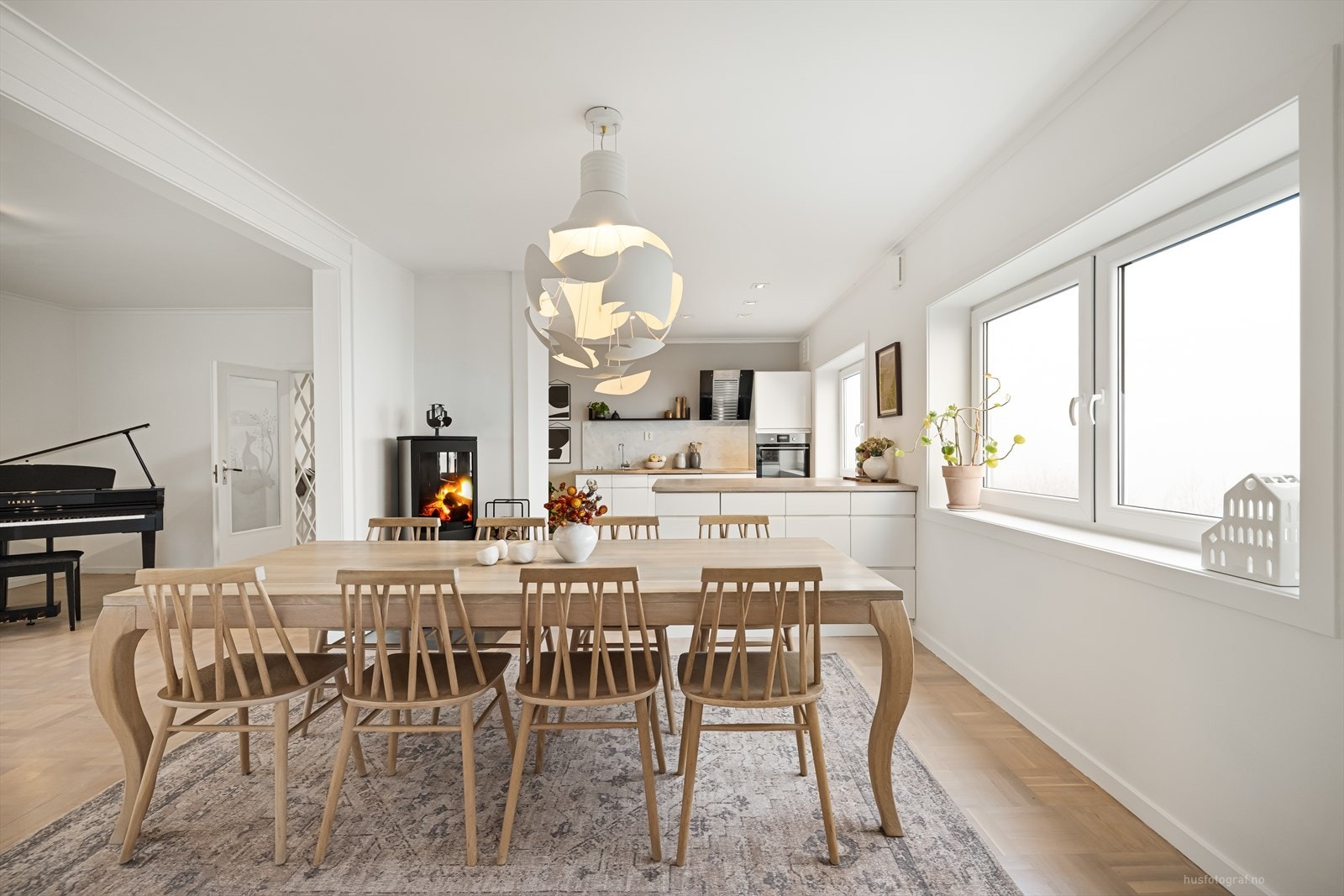 Peisovnen ved kjøkkenet tilfører en lun og koselig stemning, perfekt for kalde vinterkvelder. Galleribilde