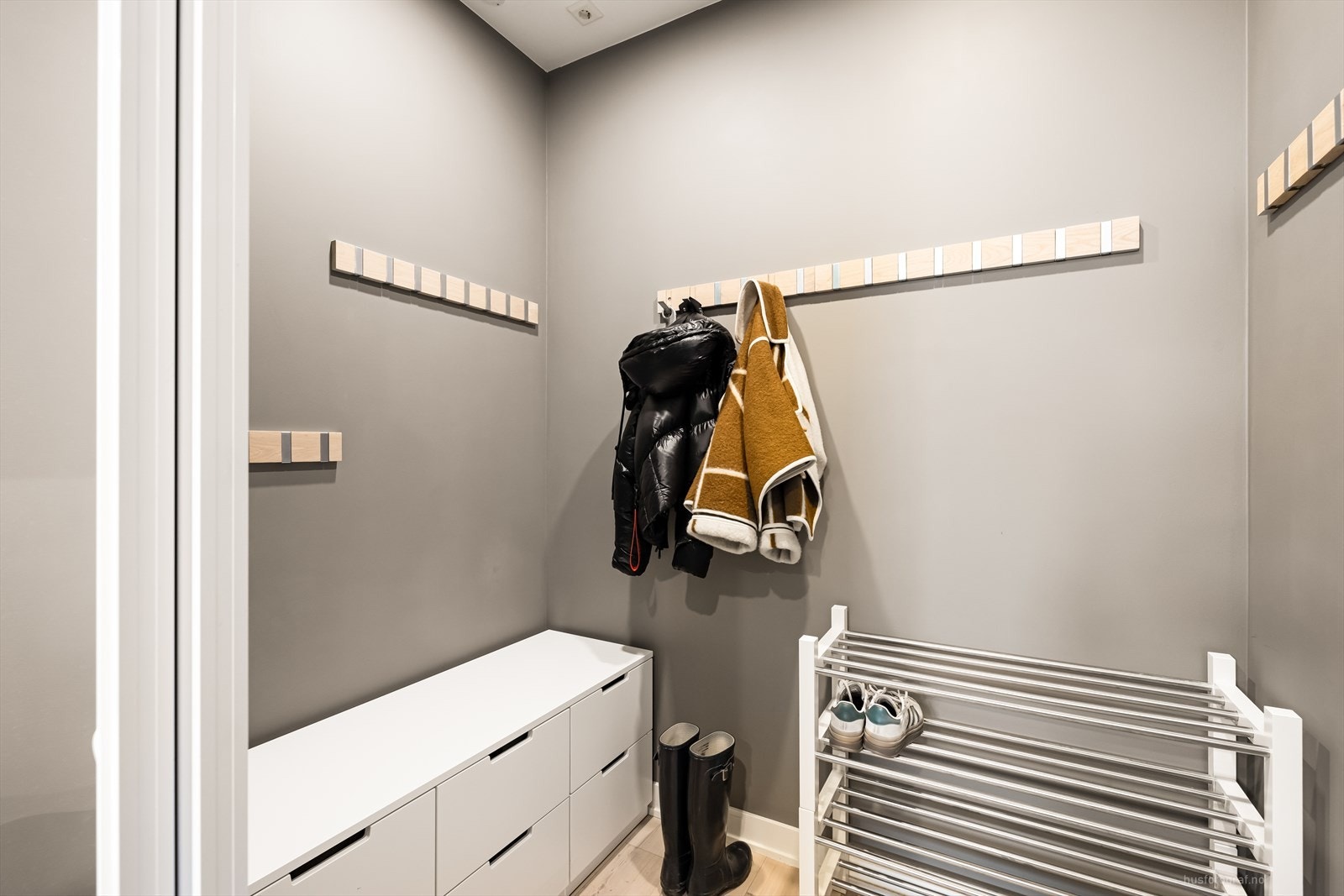 Innbydende hall med god plass til oppbevaring av klær og sko i skyvedørsgarderobe. Galleribilde