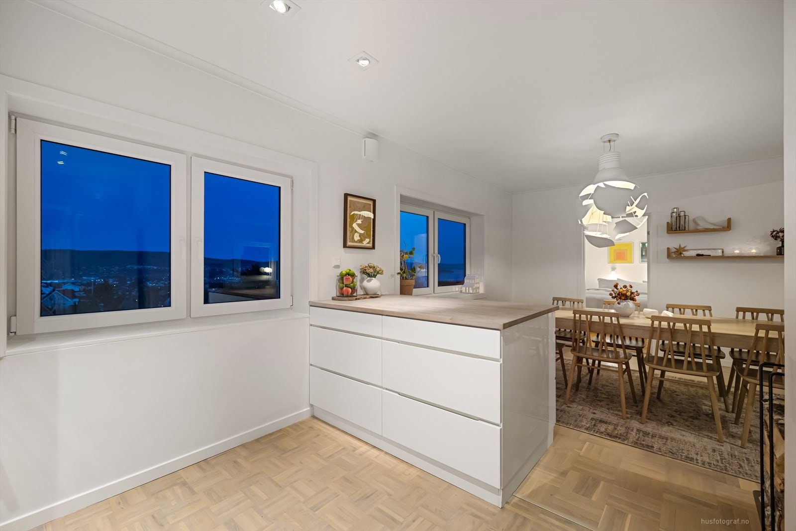 Kjøkkenet har en praktisk kjøkkenøy, med ekstra oppbevaringsplass Galleribilde