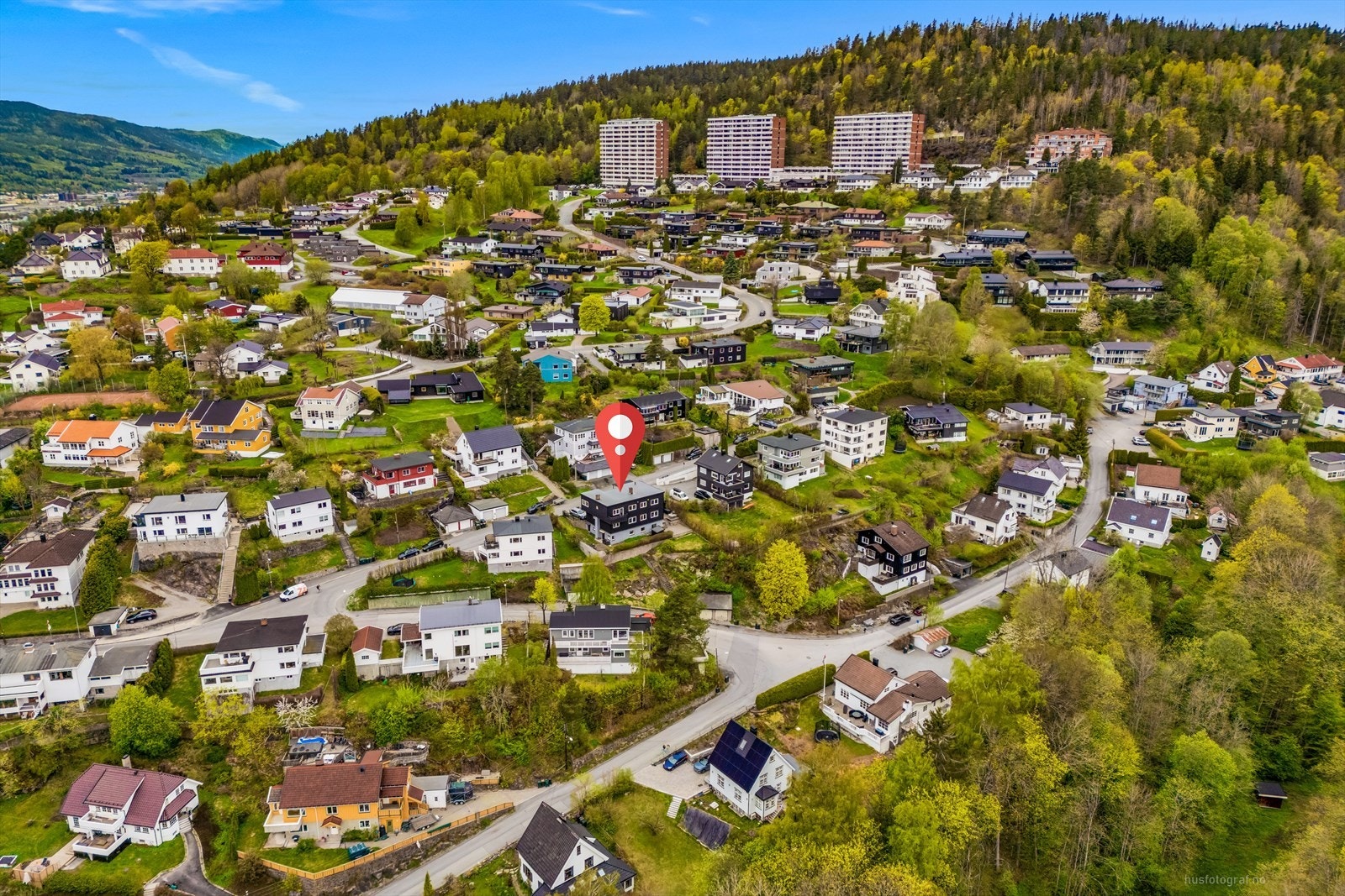 Toppenhaug er kjent for å ha en av byens mest attraktive skolekretser med Bragernes barneskole og Børresen ungdomsskole. Galleribilde