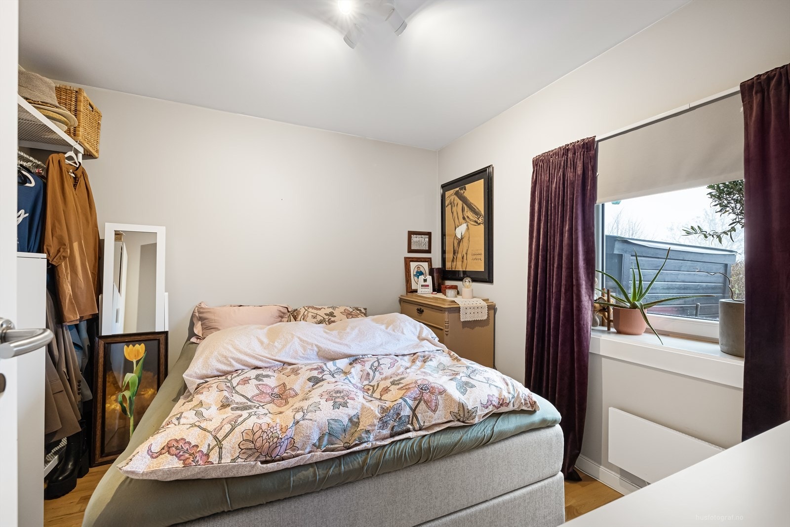 Hybelen inneholder to soverom med parkett på gulv, rom for dobbeltseng på det ene rommet og oppbevaring i garderobeløsning. Galleribilde