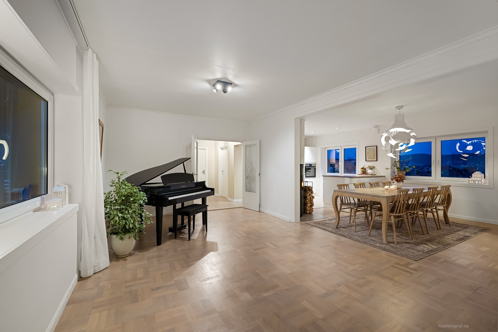 Den delikate stuen oser av eleganse med lyse flater, store vindusflater og en åpen, luftig atmosfære. Galleribilde