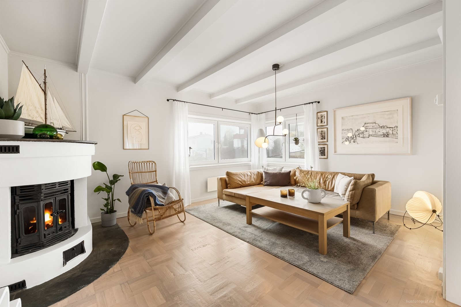 Det er i tillegg en stemningsfull murpeis ved sofakroken som gir rommet en god tilværelse. Galleribilde