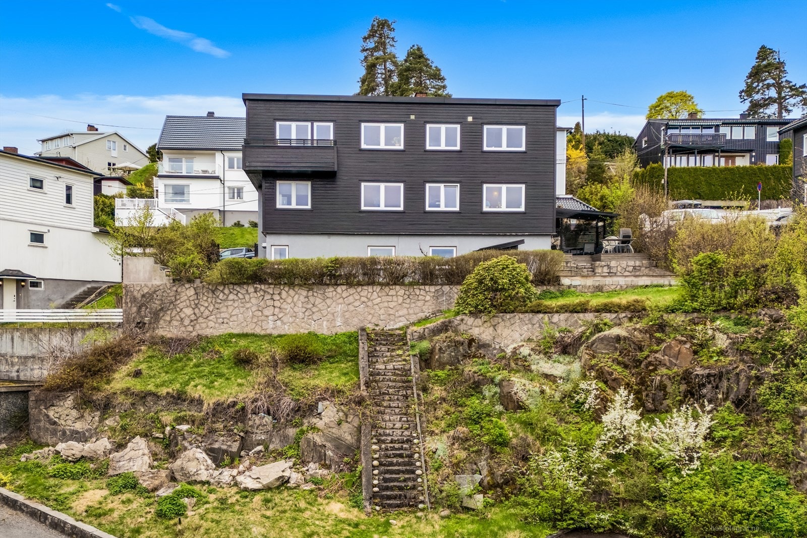 Eiendommen har en fin beliggenhet, da den ligger høyt og fritt rettet mot byen og fjorden, som gir en flott utsikt. Galleribilde