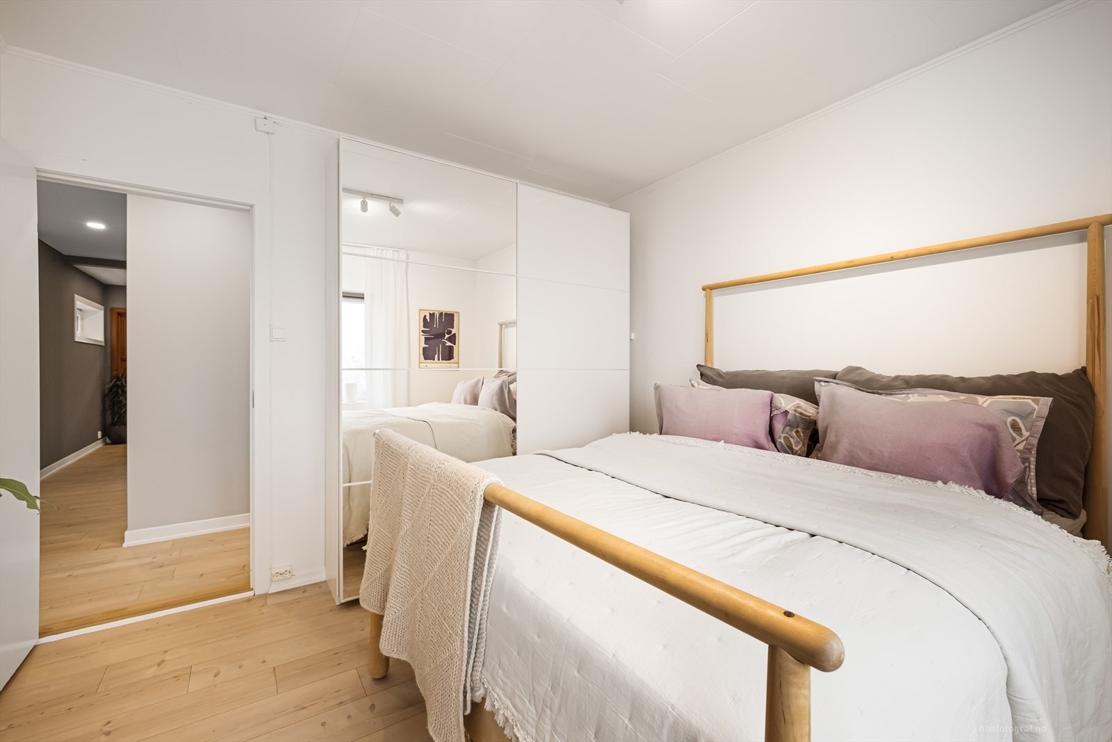 Det er 2 soverom i 1.etasje og 2 soverom i 2.etasje. Galleribilde