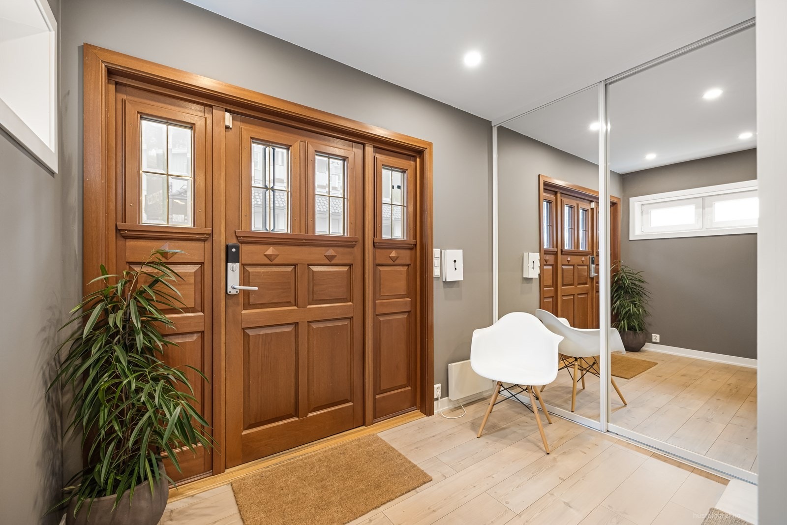 Hallen skaper et fint førsteinntrykk av boligen med sine gjennomførte detaljer. Galleribilde