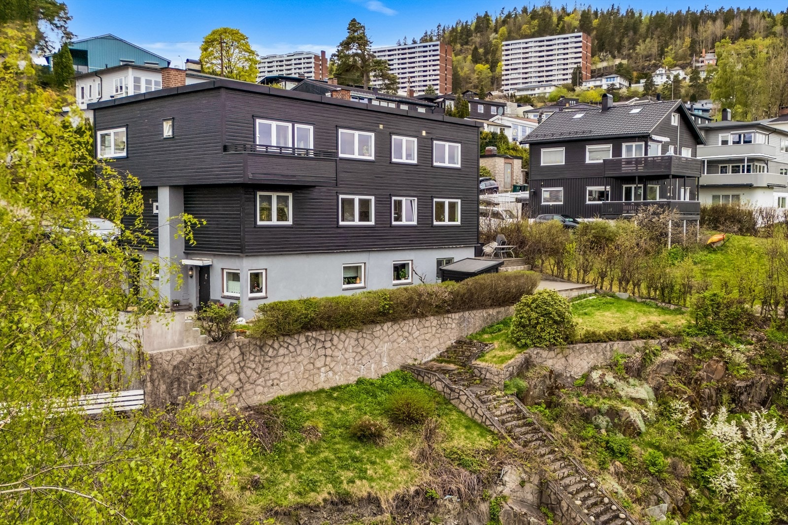 Her trives folk godt og man ligger perfekt plassert mellom skog og by - sentralt til alt av byens fasiliteter og til turstiene i åsen. Galleribilde