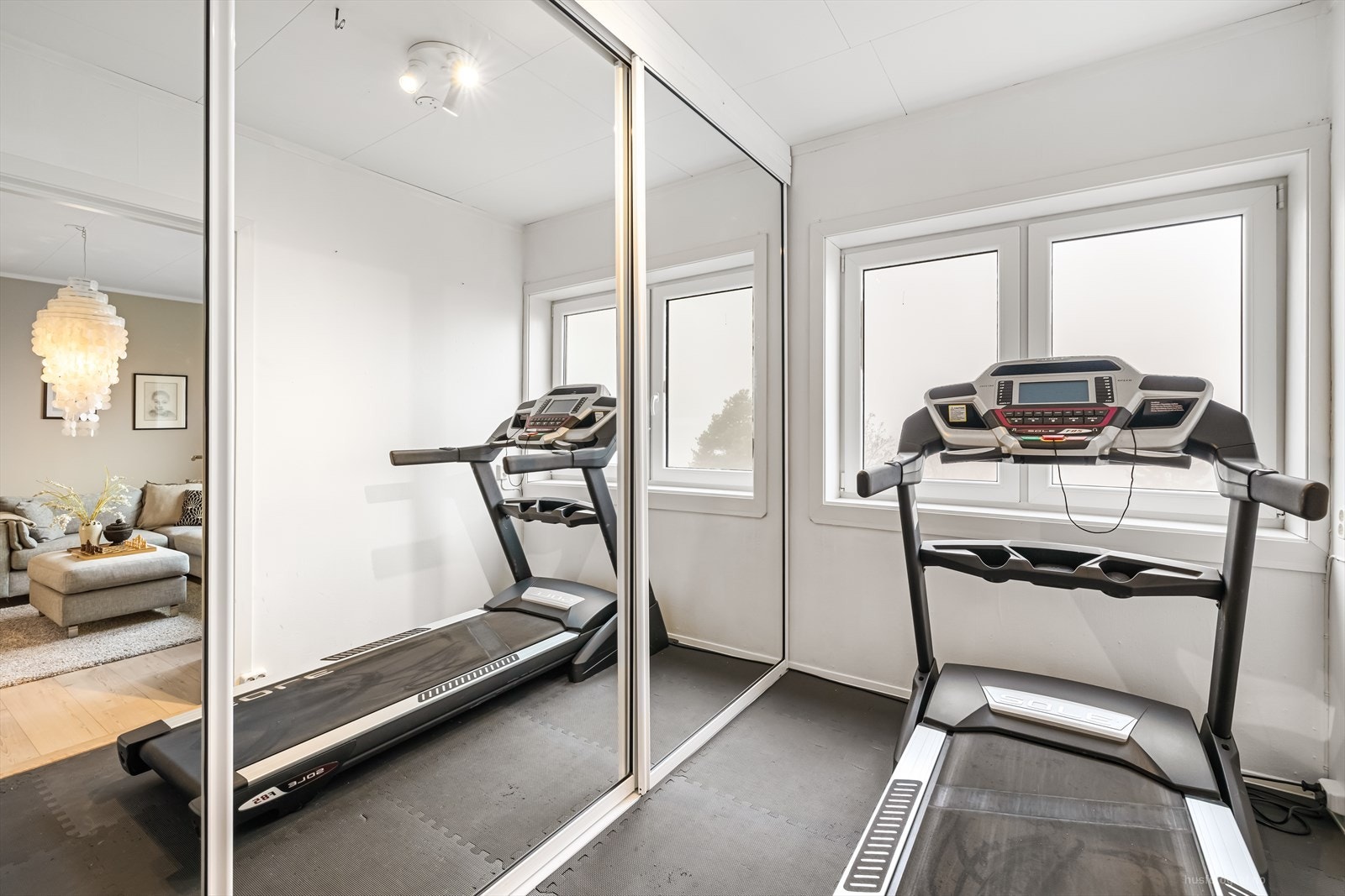 I 1.etasje finnes et praktisk trimrom med plass til tredemølle som gir mulighet for trening hjemme, med plass til treningsutstyr. Eventuelt et ekstra soverom. Galleribilde