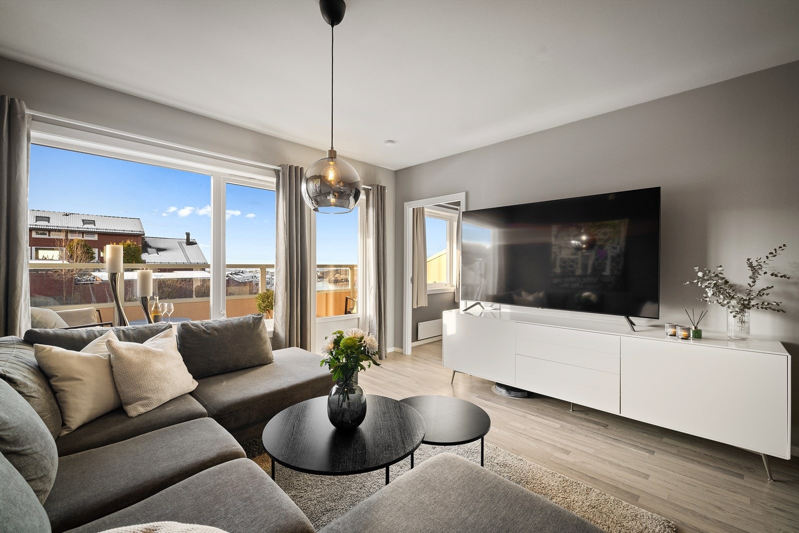 Flott stue! Store vindusflater gir mye lysinnslipp og flott utsyn/utsikt Galleribilde