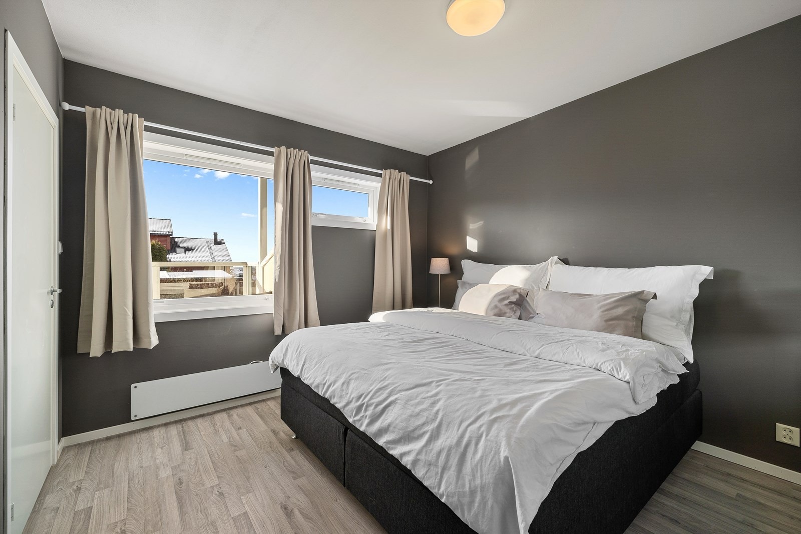 Hyggelig soverom - Direkte adkomst til baderom Galleribilde