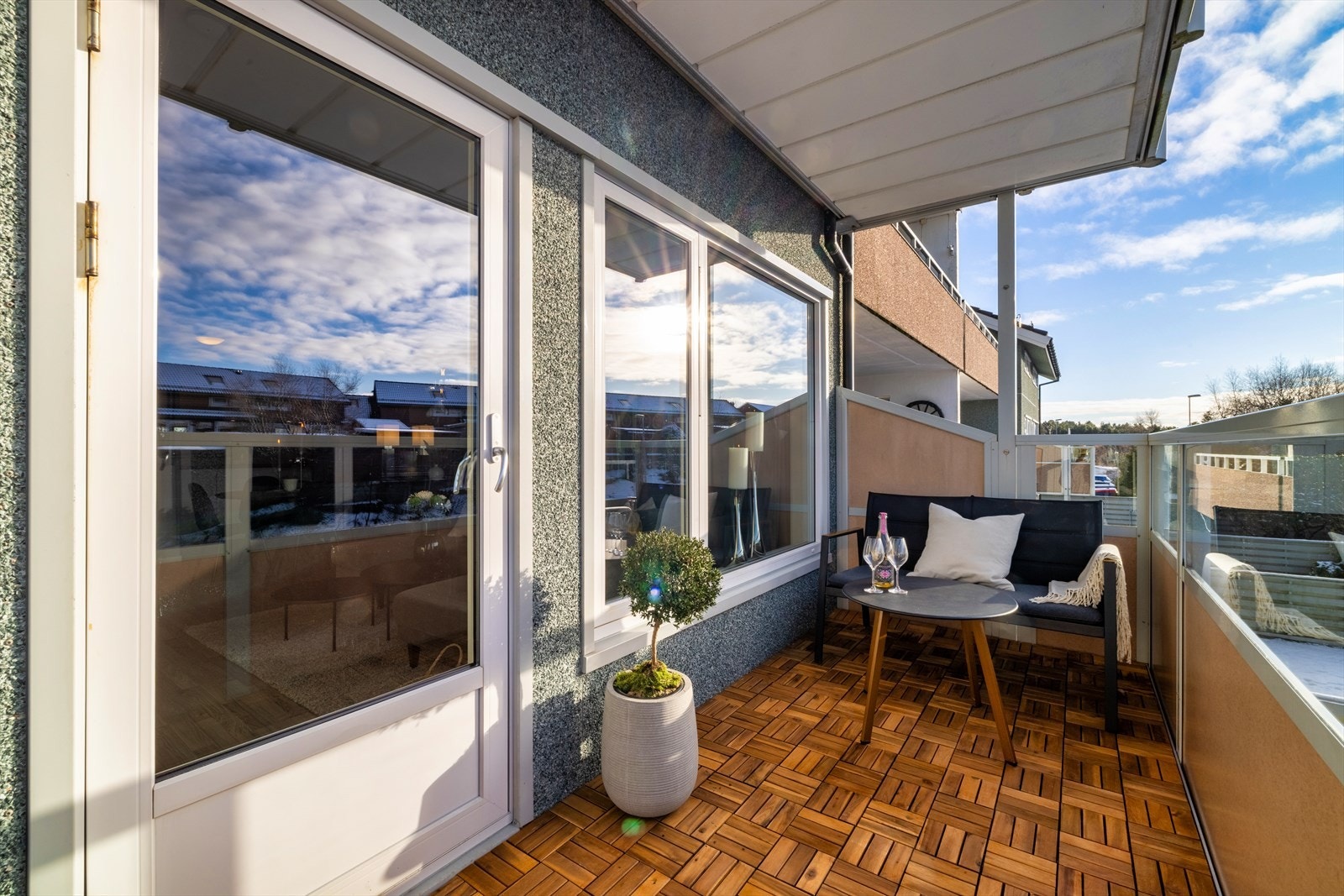 Fin egen uteplass - Merk at det er nyere altandør og vinduer i laget Galleribilde