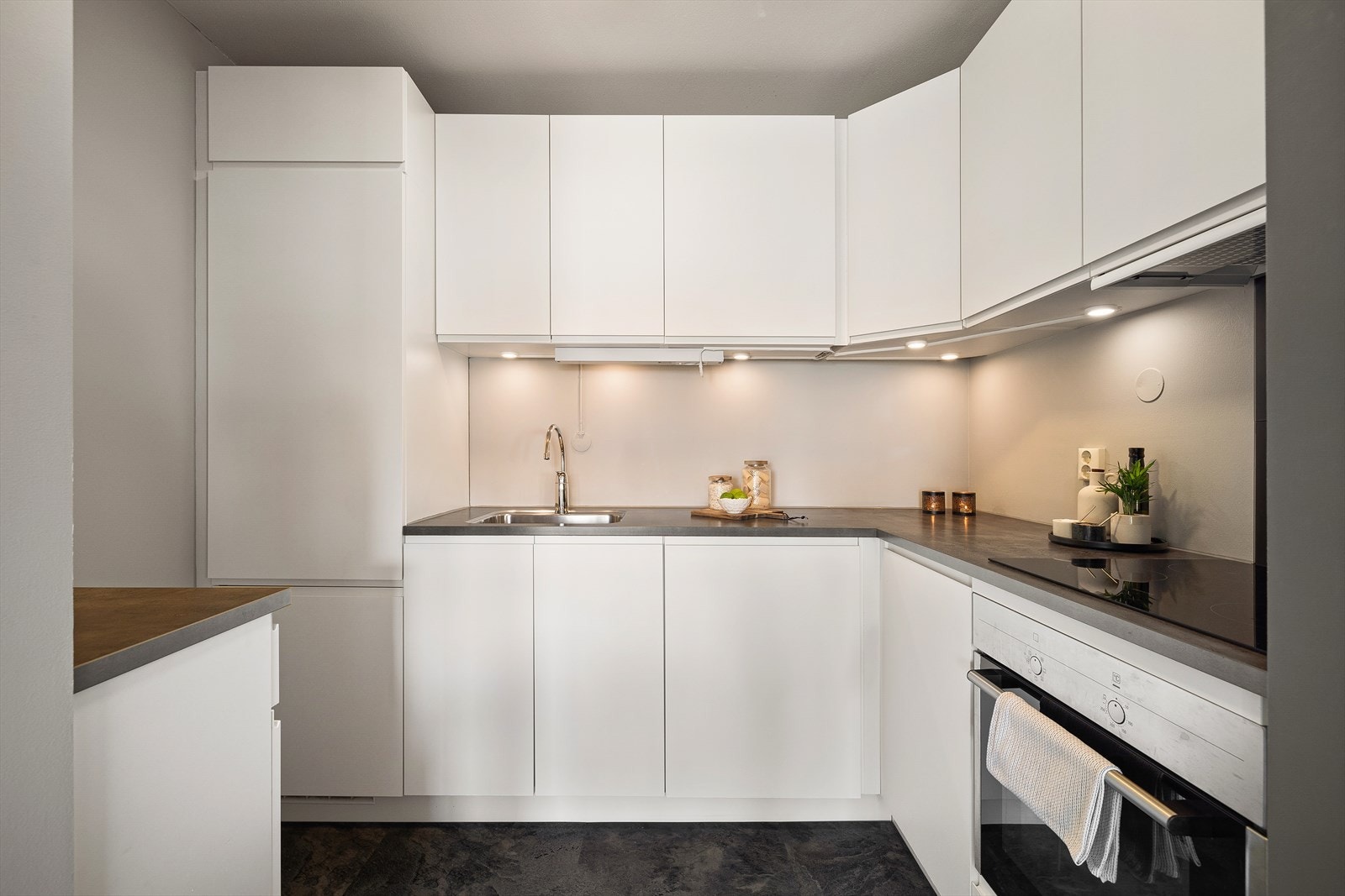 Integrert komfyr, koketopp, oppvaskmaskin og kjøleskap/frys medfølger i salget Galleribilde