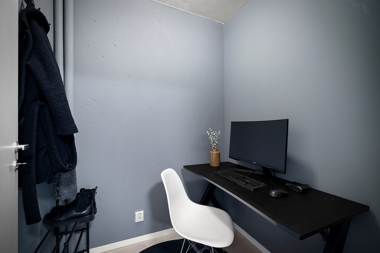 Innvendig bod på 3 kvm. I tillegg medfølger en bod i kjeller. Galleribilde