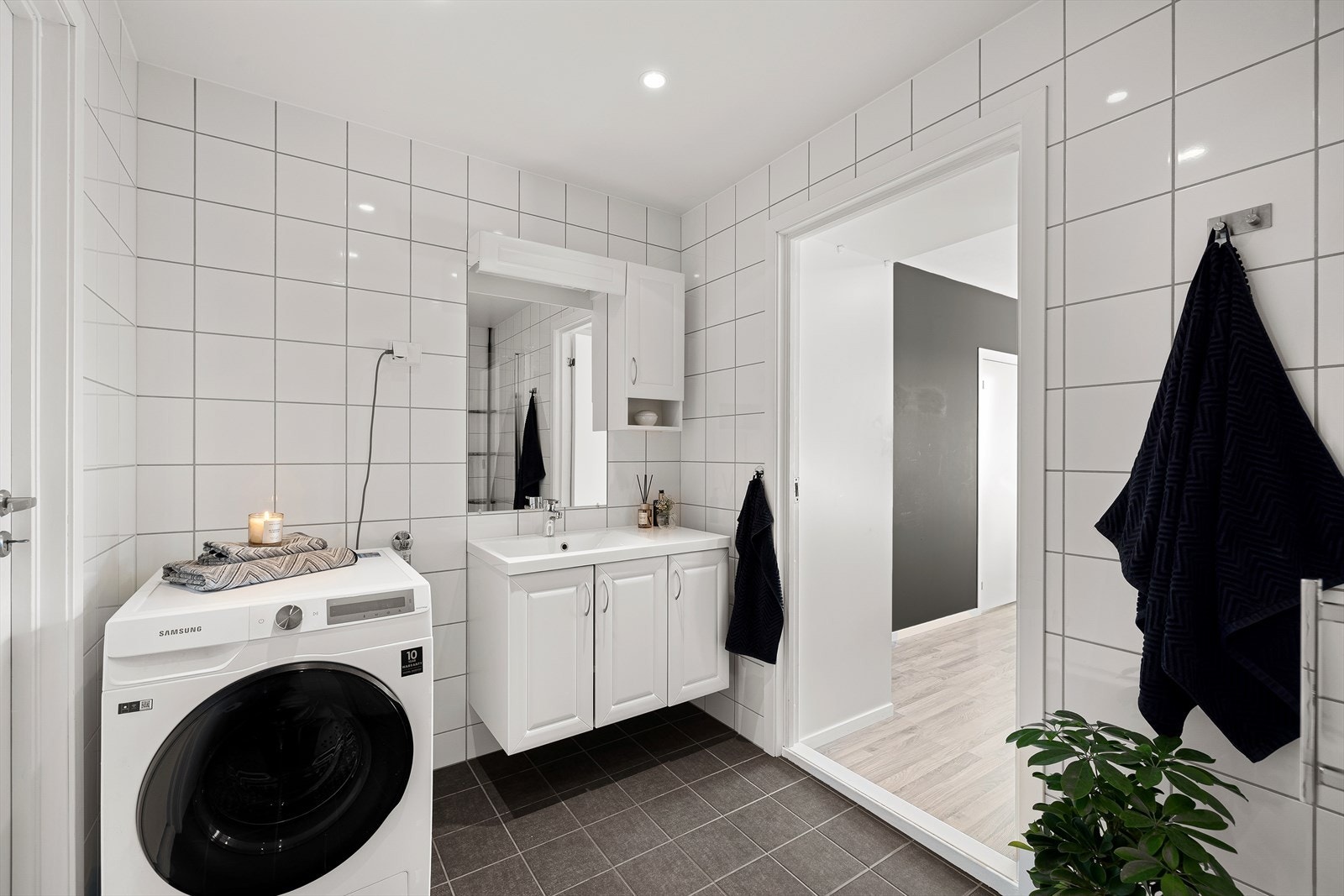Flott baderom/wc - Opplegg til vaskemaskin og tørketrommel Galleribilde