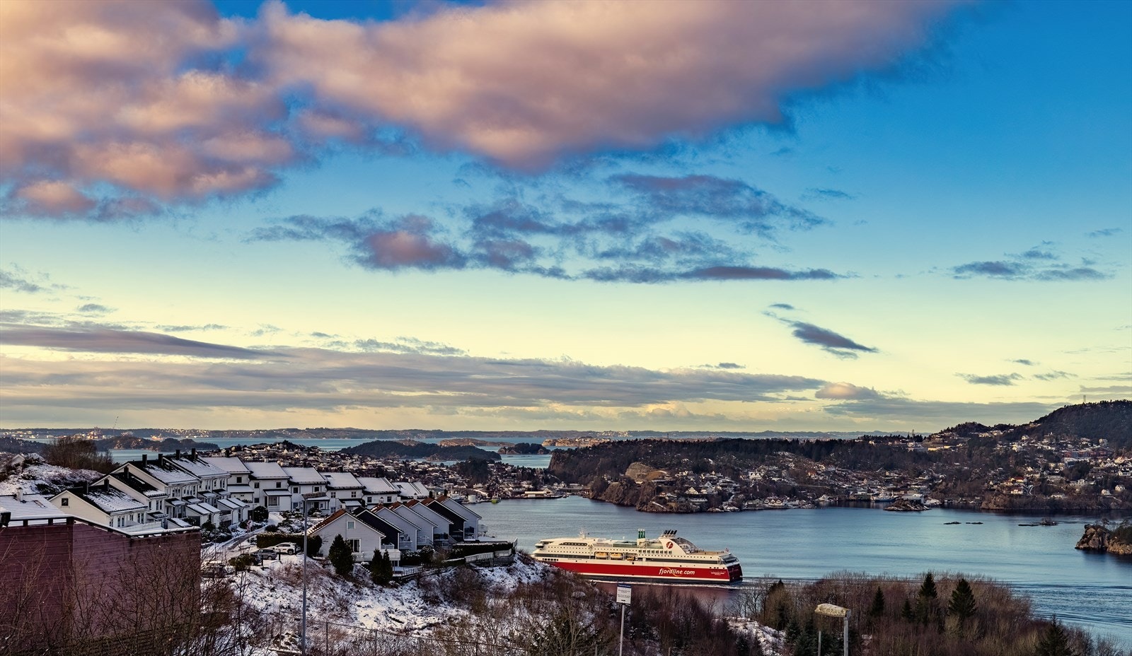 Leiligheten ligger i byggets 2. etasje og har stor vestvendt altan med nydelig utsikt mot sjøen og innseilingen til Bergen. Galleribilde