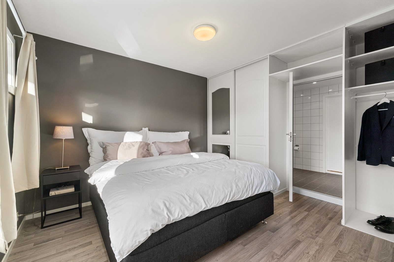 Soverom har lagringsplass i plass-tilbygget garderobe løsninger Galleribilde