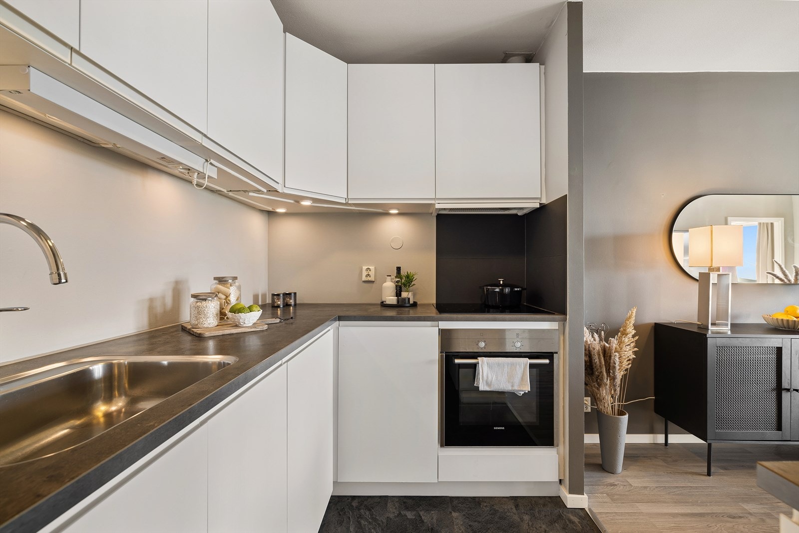 Innholdsrikt og pent kjøkken fra Kvik Galleribilde