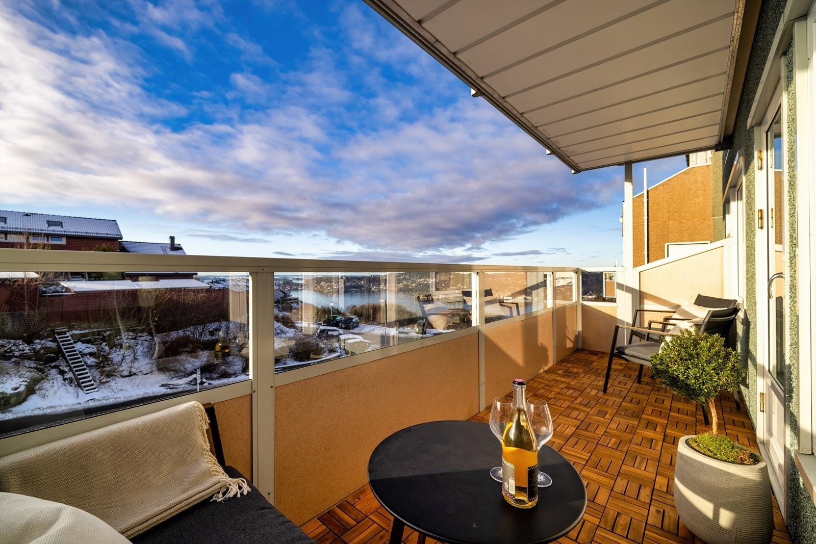 Sol og utsikt kan nytes her....! Galleribilde